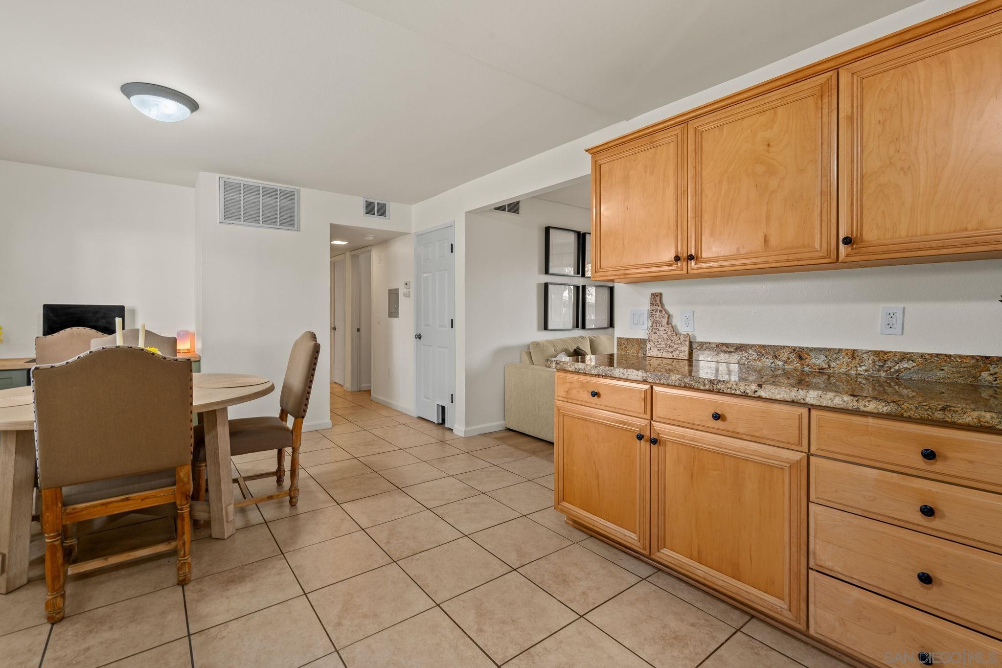 Detail Gallery Image 8 of 31 For 2528  White Oak Pl  #3,  Escondido,  CA 92027 - 2 Beds | 1 Baths