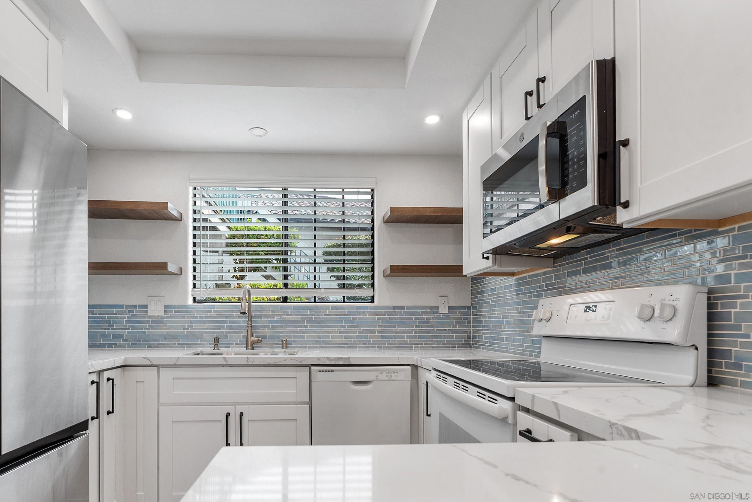 Detail Gallery Image 8 of 50 For 16232  Avenida Venusto  #B,  San Diego,  CA 92128 - 3 Beds | 2 Baths