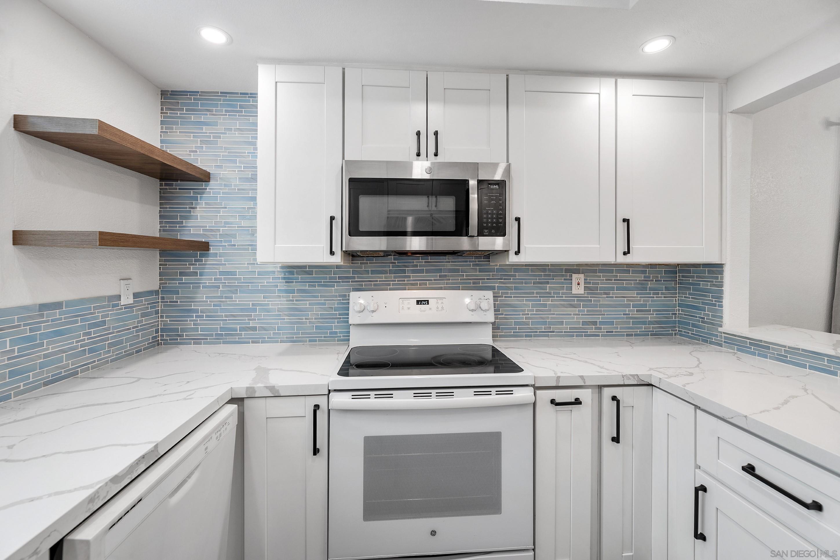 Detail Gallery Image 9 of 50 For 16232  Avenida Venusto  #B,  San Diego,  CA 92128 - 3 Beds | 2 Baths