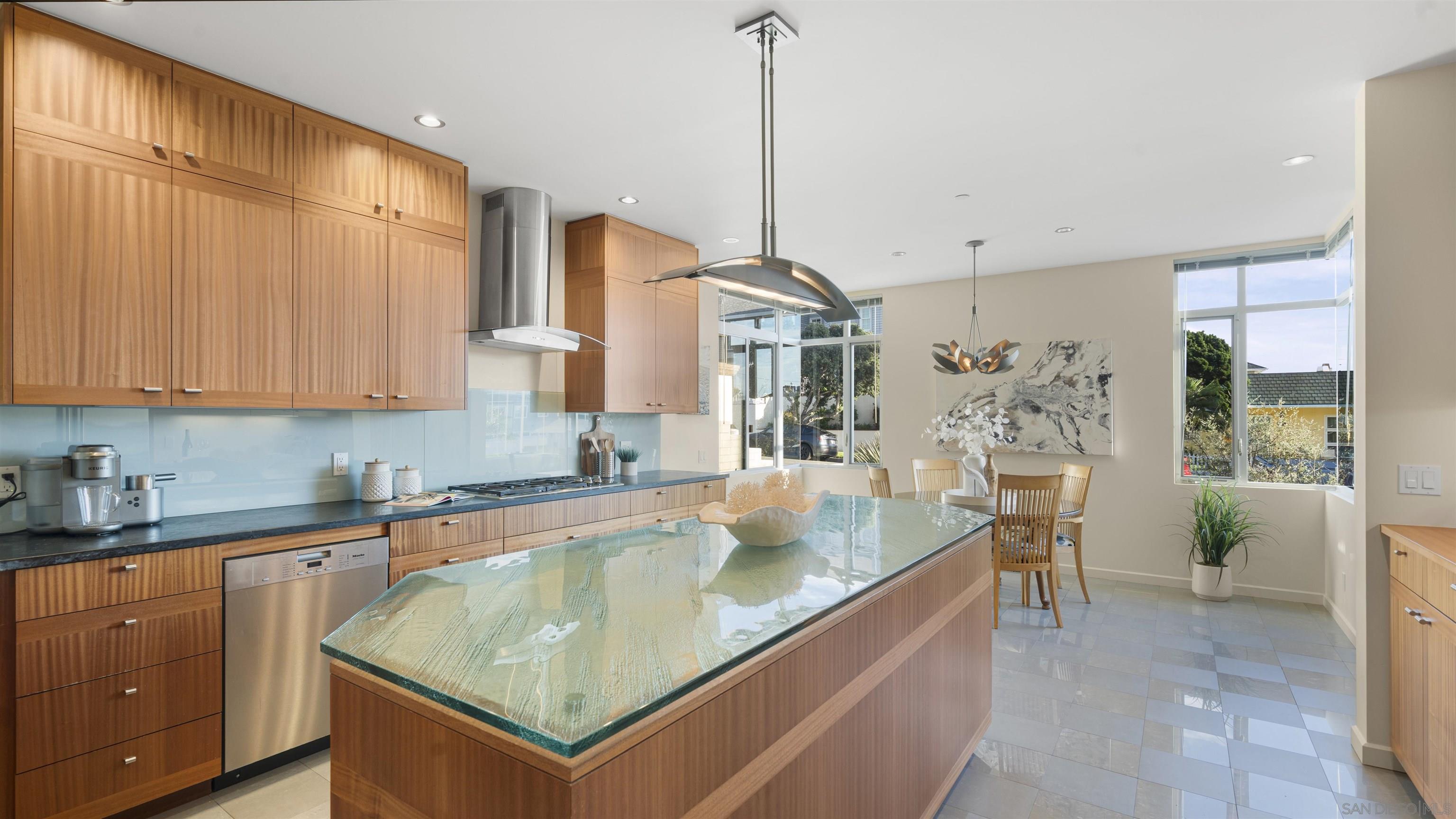 Detail Gallery Image 4 of 48 For 150  Juniper Ave, Carlsbad,  CA 92008 - 3 Beds | 2/2 Baths