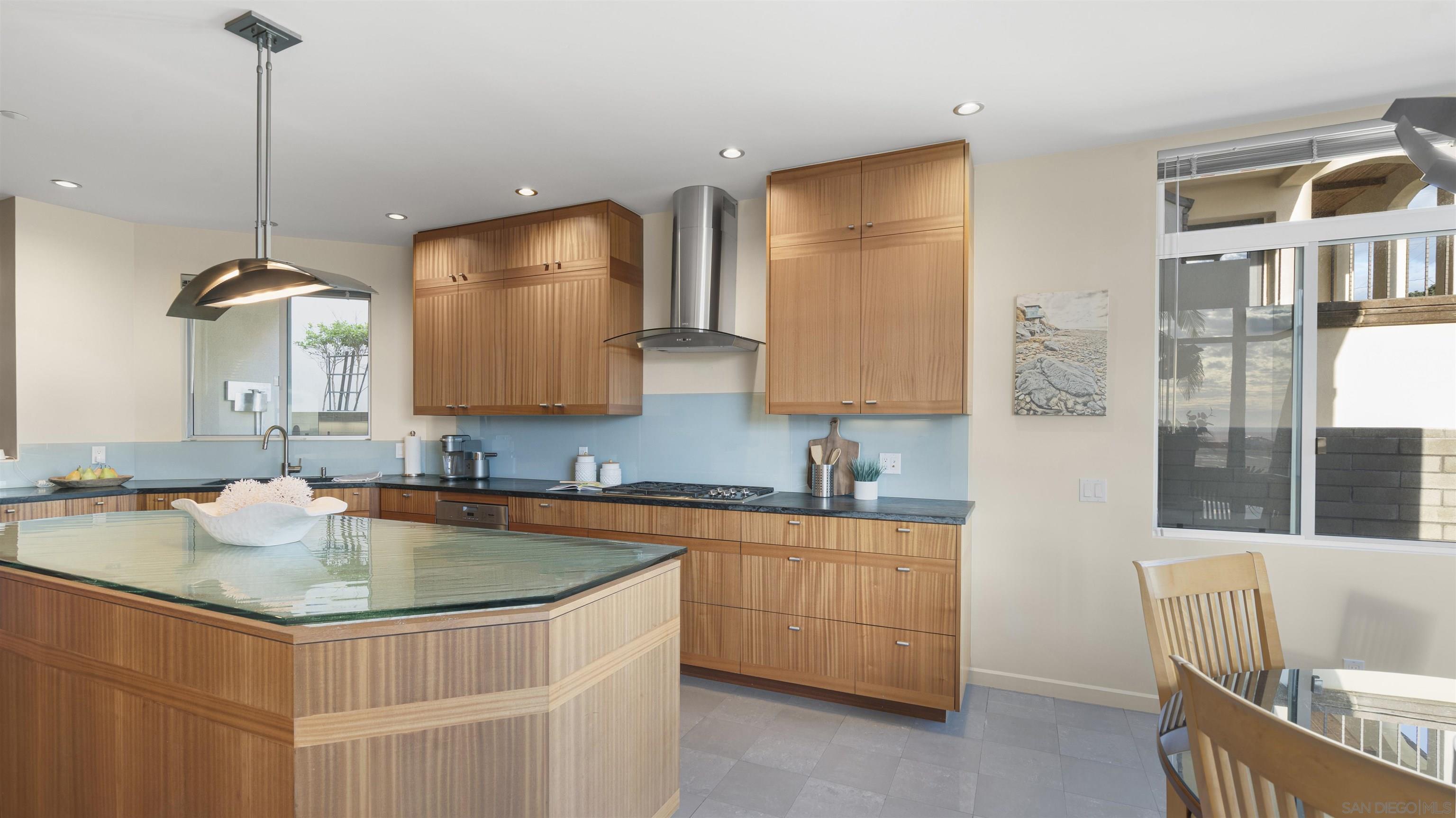 Detail Gallery Image 6 of 48 For 150  Juniper Ave, Carlsbad,  CA 92008 - 3 Beds | 2/2 Baths