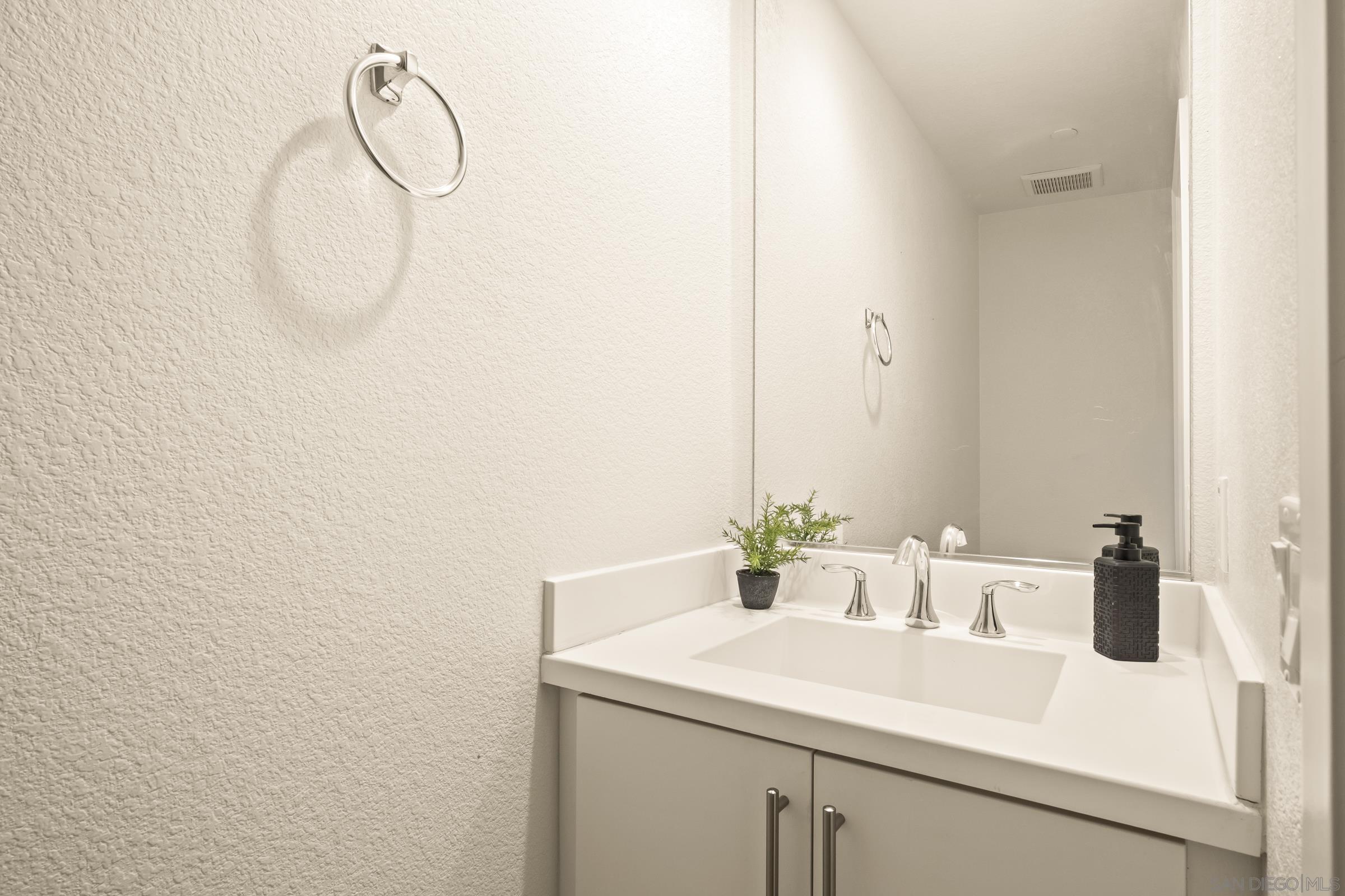 Detail Gallery Image 12 of 52 For 1118  via Lucero, Oceanside,  CA 92056 - 4 Beds | 3/1 Baths
