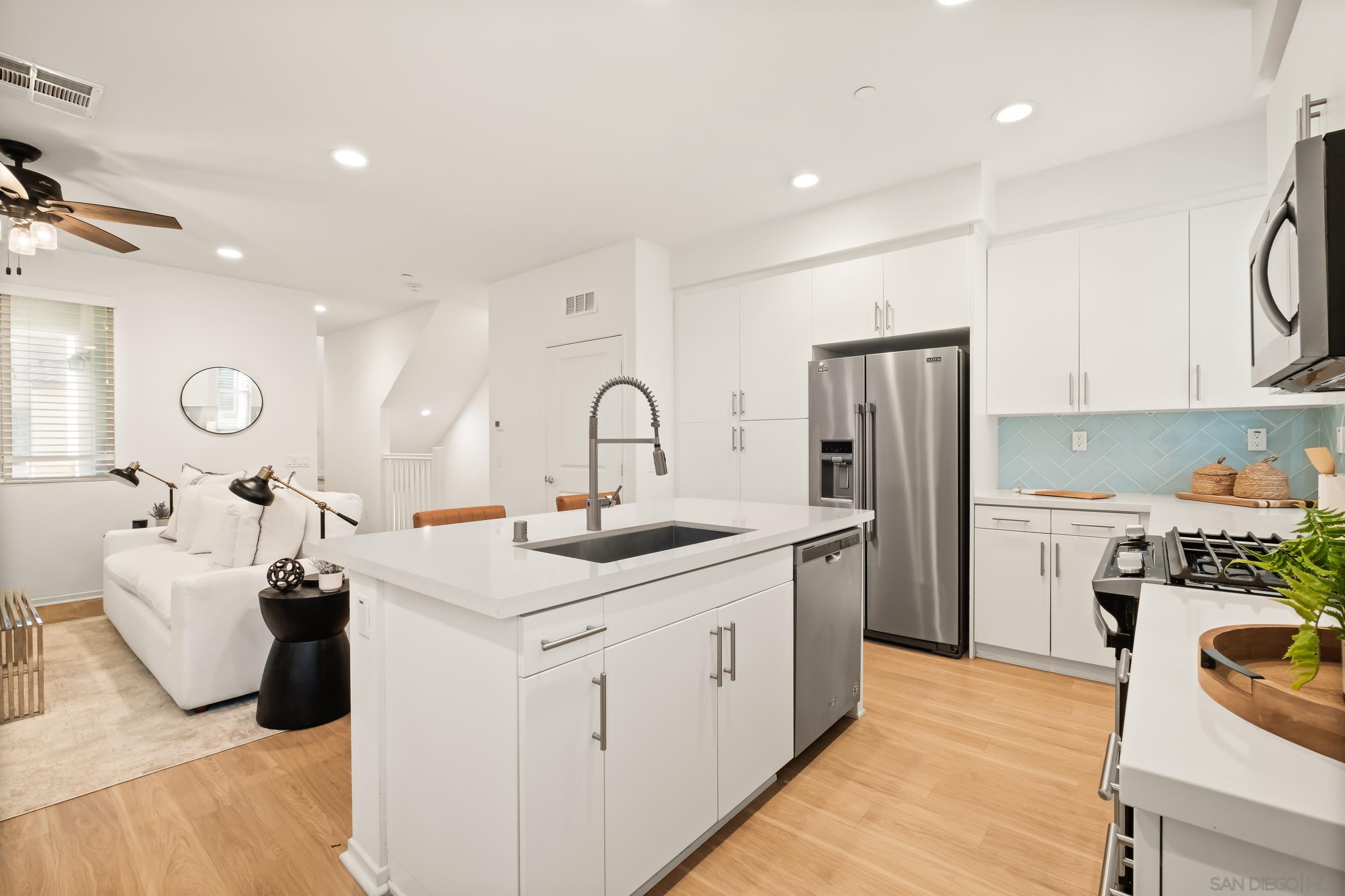 Detail Gallery Image 3 of 52 For 1118  via Lucero, Oceanside,  CA 92056 - 4 Beds | 3/1 Baths