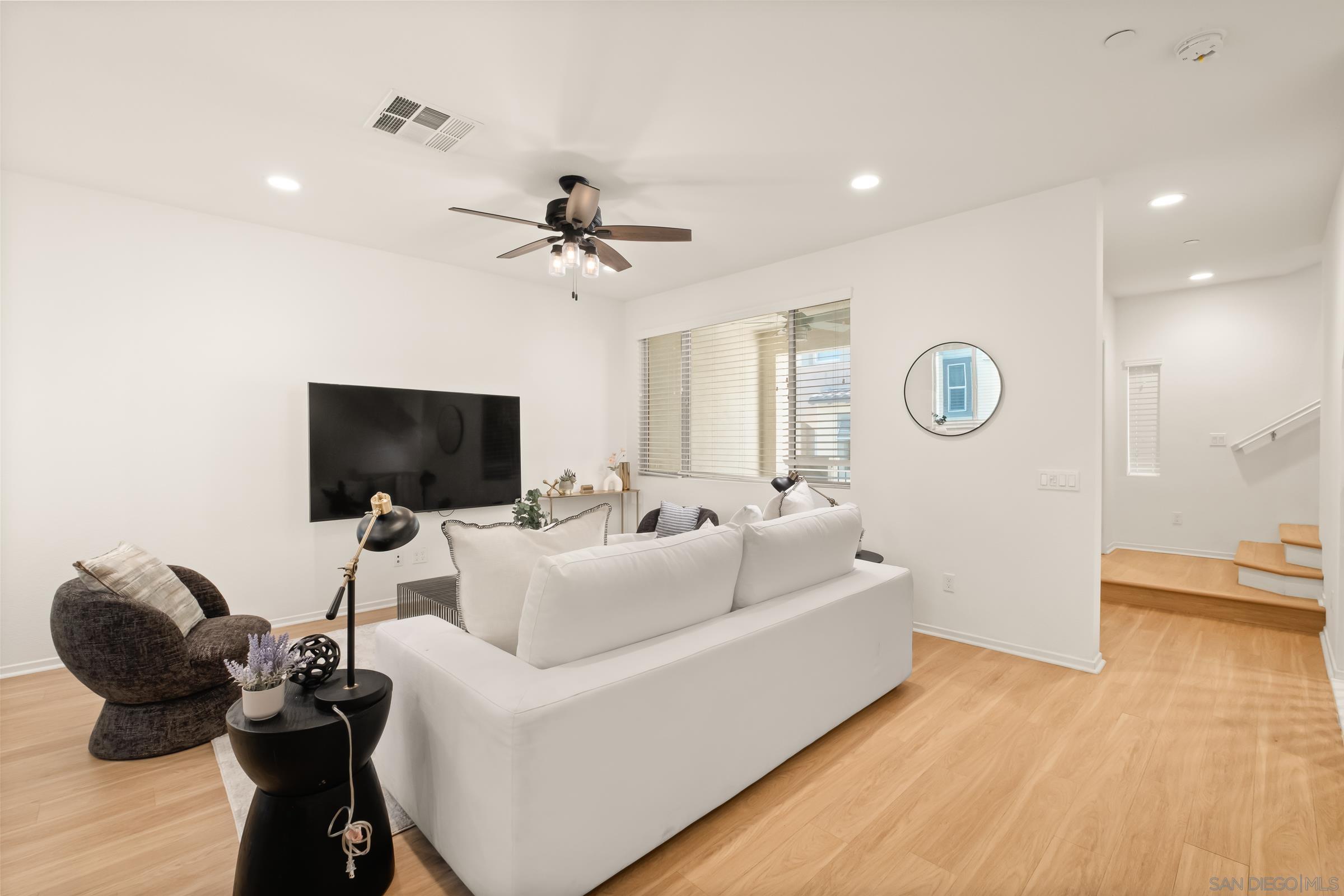 Detail Gallery Image 4 of 52 For 1118  via Lucero, Oceanside,  CA 92056 - 4 Beds | 3/1 Baths