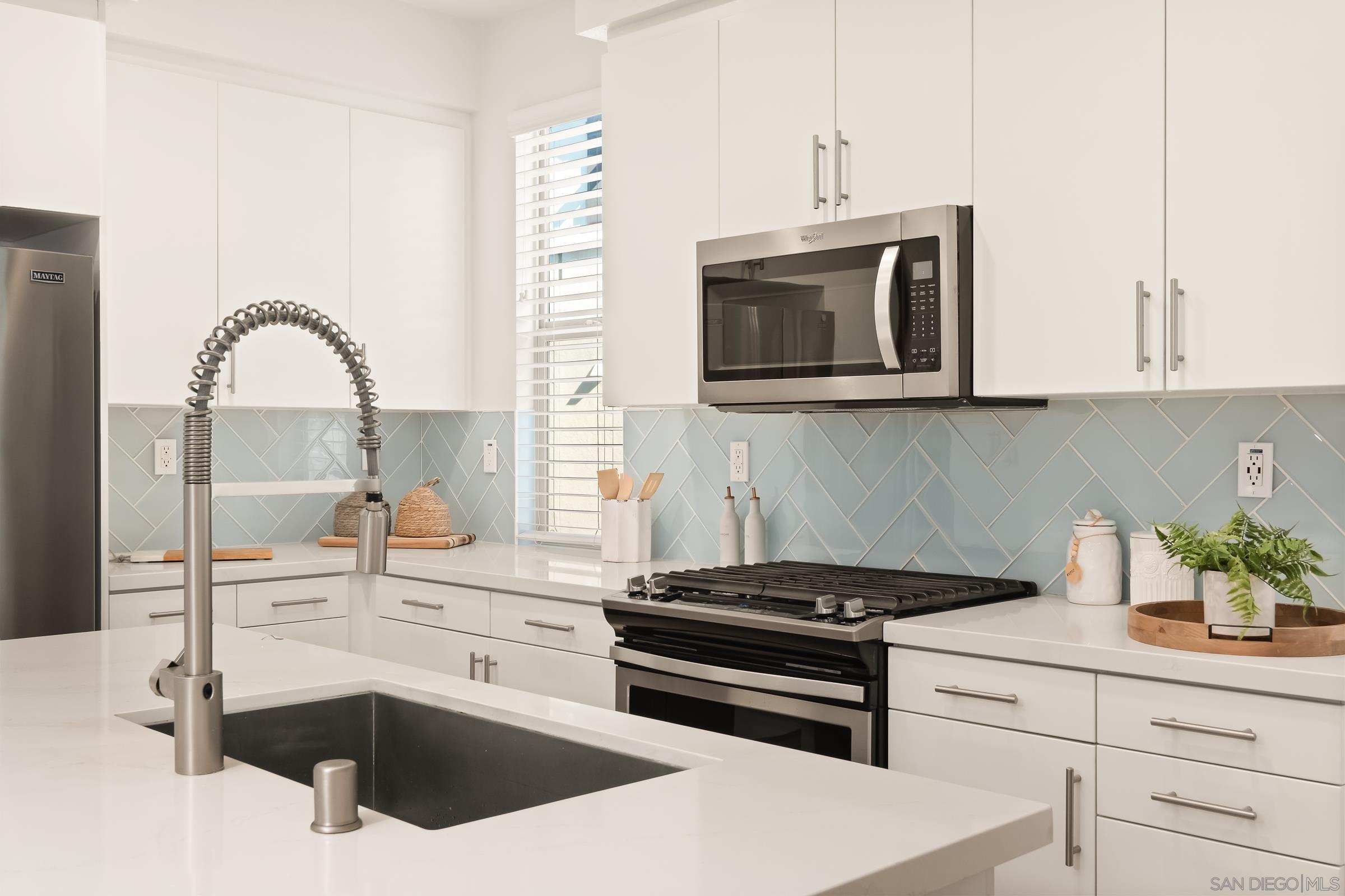 Detail Gallery Image 8 of 52 For 1118  via Lucero, Oceanside,  CA 92056 - 4 Beds | 3/1 Baths