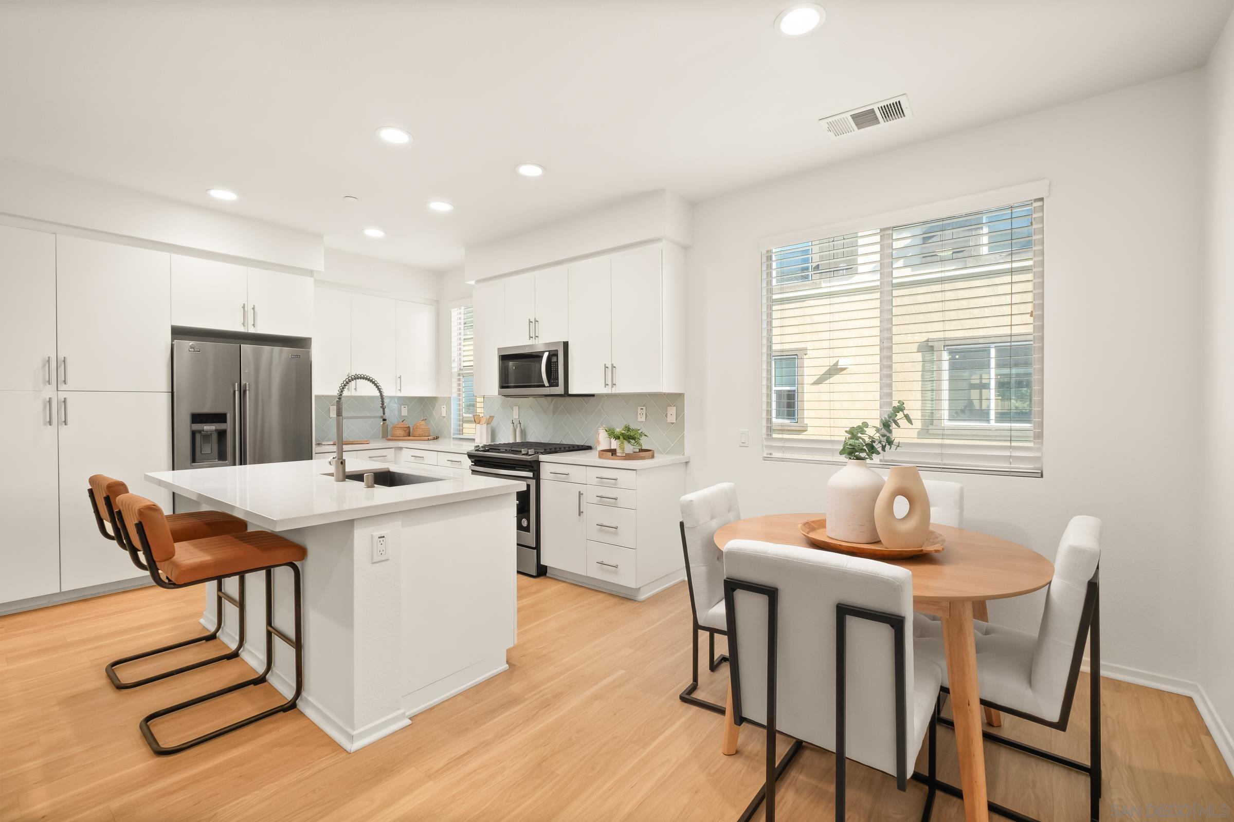 Detail Gallery Image 10 of 52 For 1118  via Lucero, Oceanside,  CA 92056 - 4 Beds | 3/1 Baths