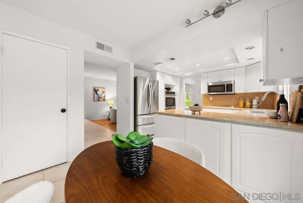 Detail Gallery Image 12 of 44 For 2210  Valley Rd, Oceanside,  CA 92056 - 5 Beds | 3 Baths