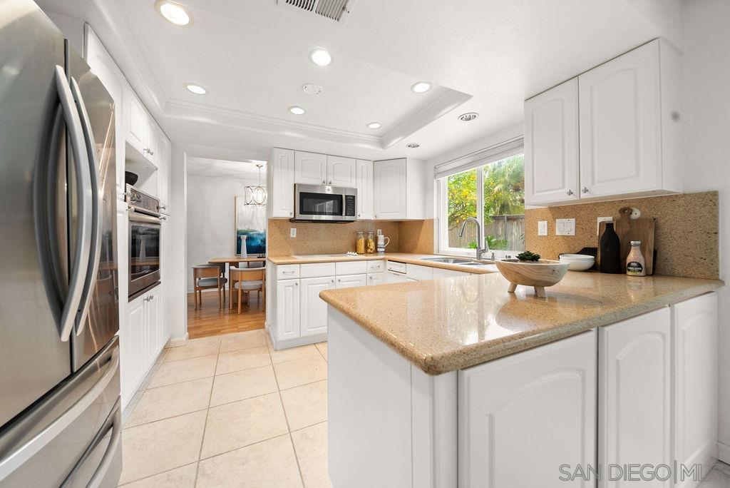 Detail Gallery Image 7 of 44 For 2210  Valley Rd, Oceanside,  CA 92056 - 5 Beds | 3 Baths