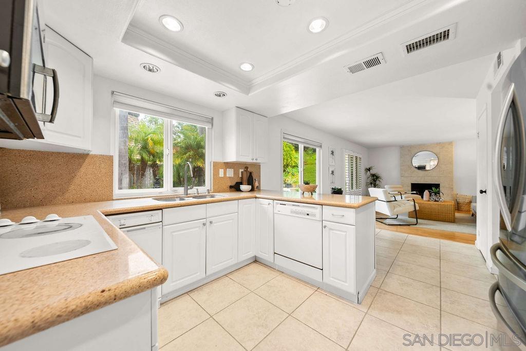 Detail Gallery Image 8 of 44 For 2210  Valley Rd, Oceanside,  CA 92056 - 5 Beds | 3 Baths