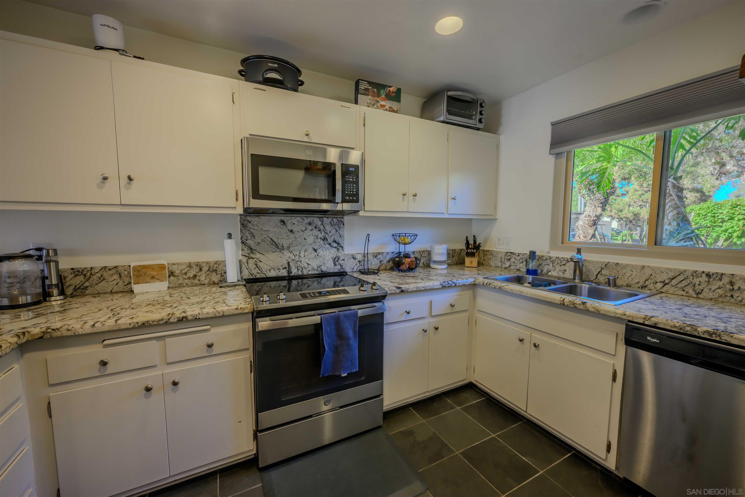 Detail Gallery Image 4 of 28 For 4202  Loma Riviera Ln, San Diego,  CA 92110 - 2 Beds | 1/1 Baths