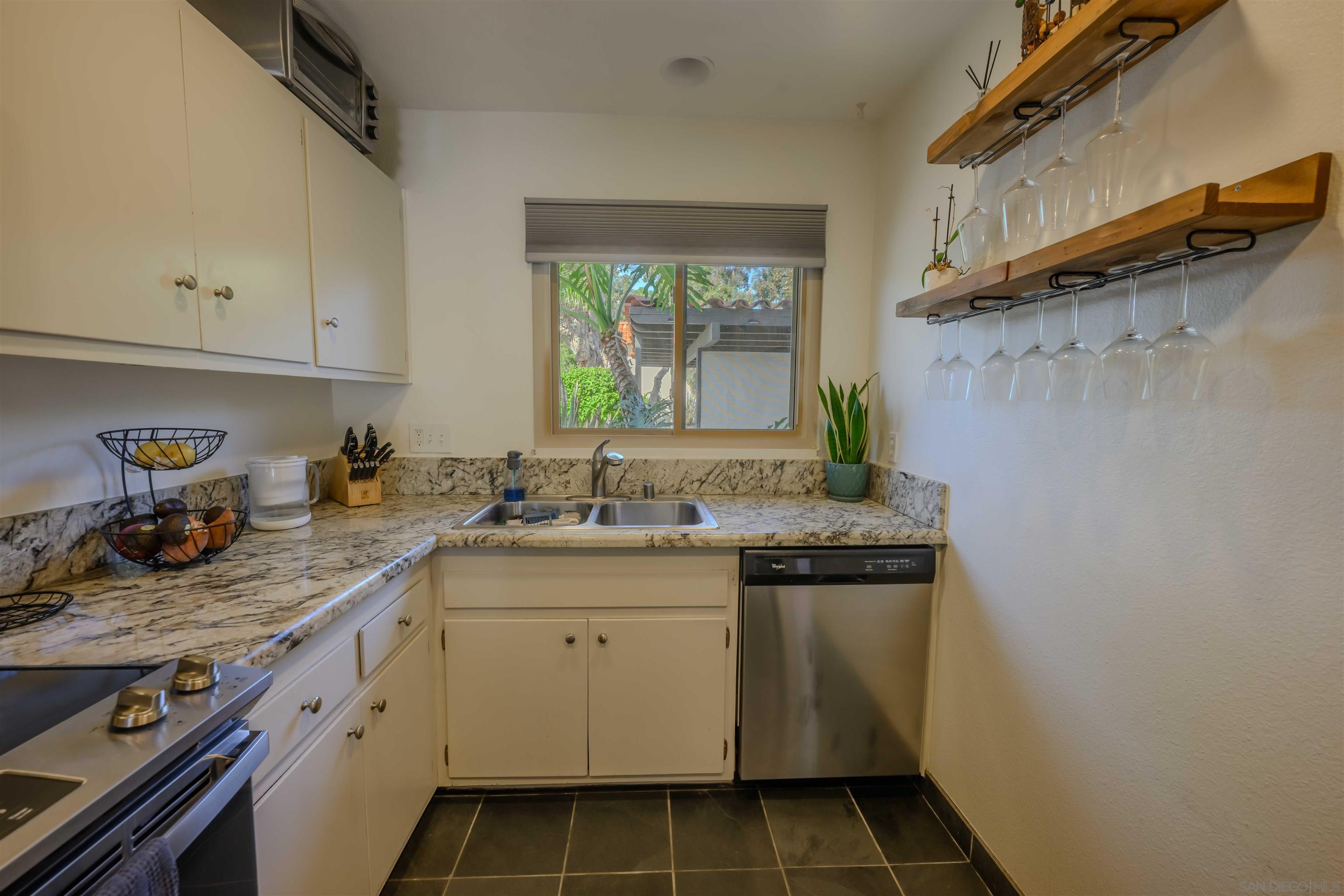 Detail Gallery Image 5 of 28 For 4202  Loma Riviera Ln, San Diego,  CA 92110 - 2 Beds | 1/1 Baths