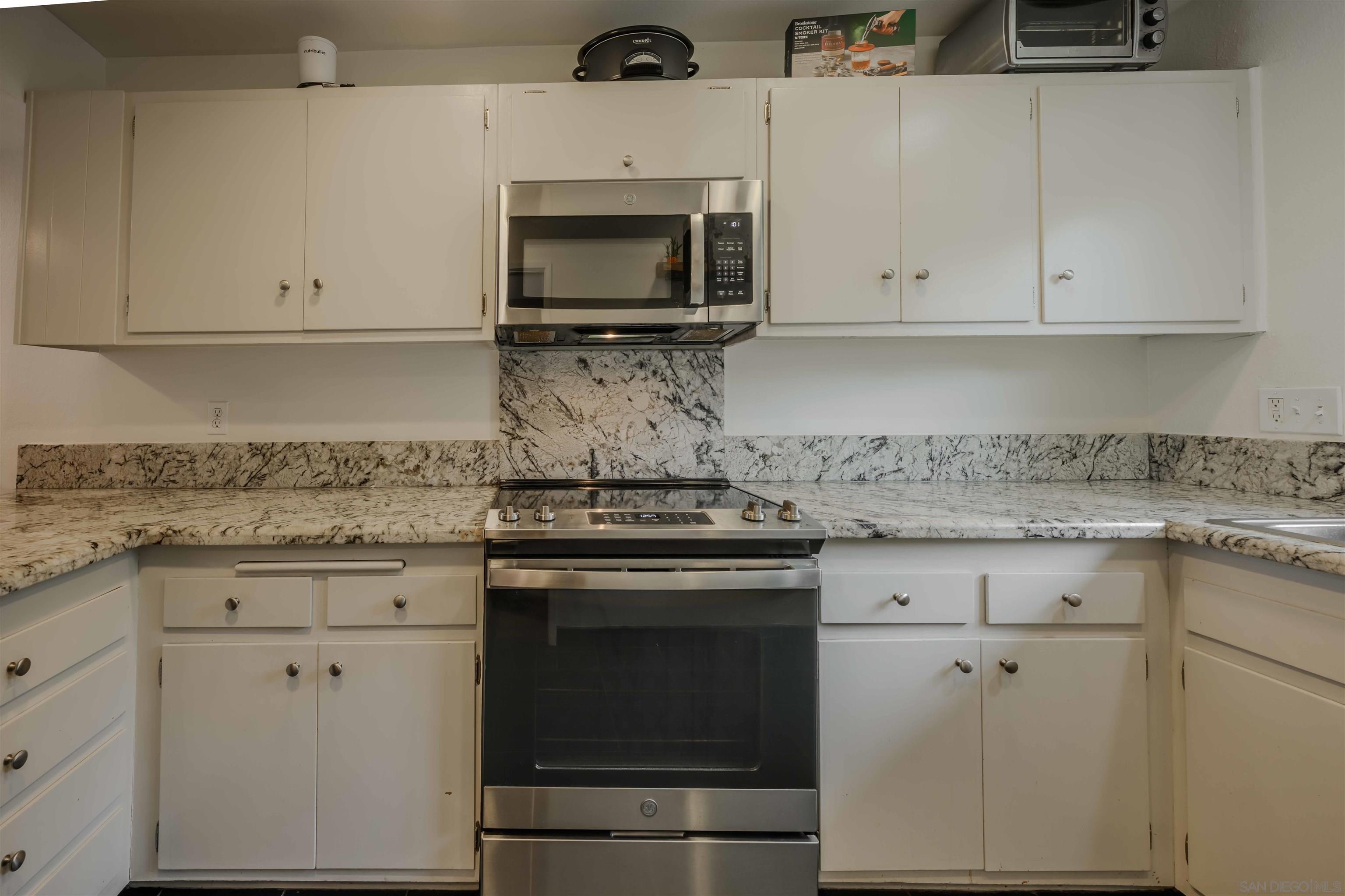 Detail Gallery Image 6 of 28 For 4202  Loma Riviera Ln, San Diego,  CA 92110 - 2 Beds | 1/1 Baths