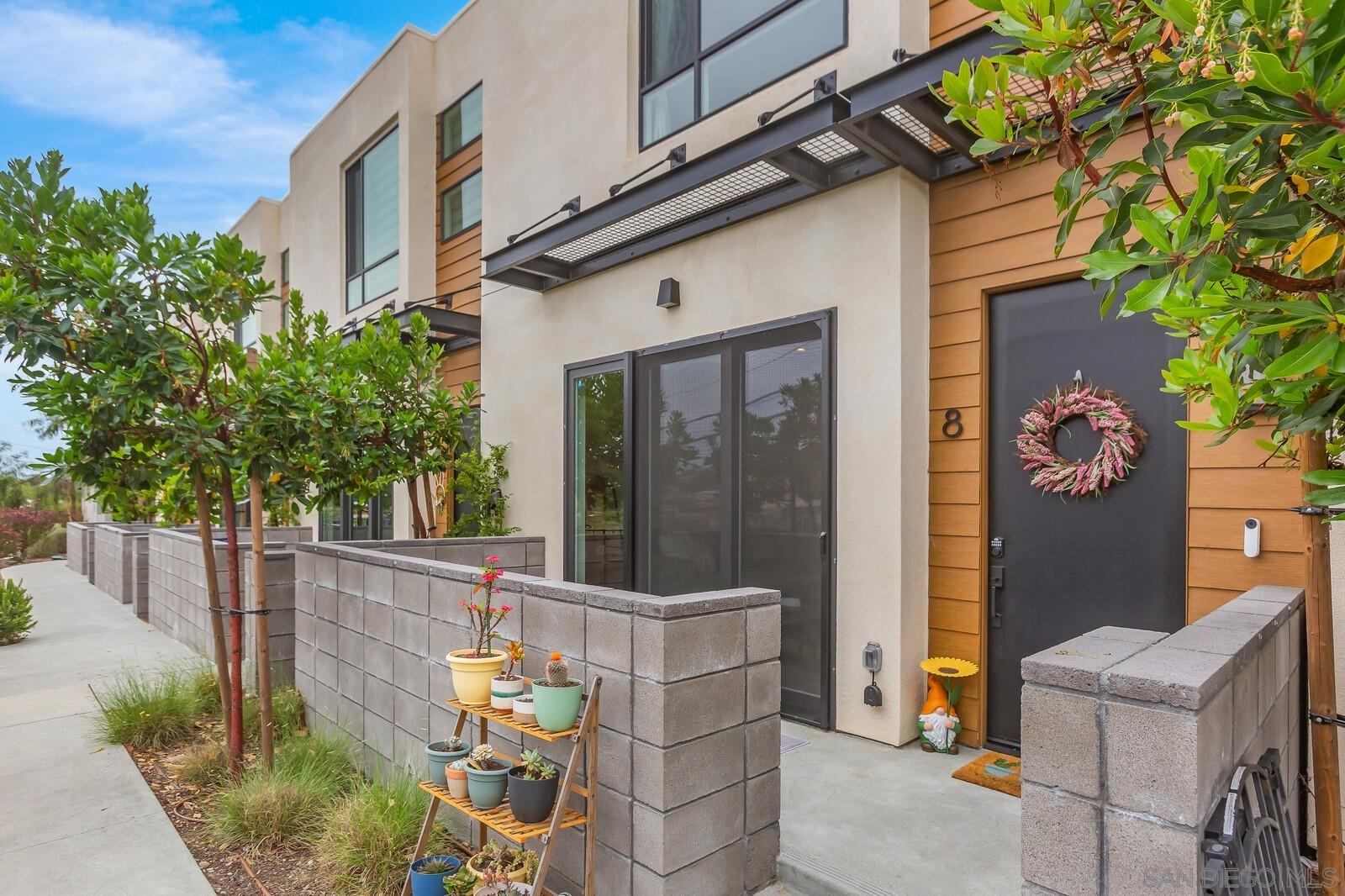 Detail Gallery Image 3 of 44 For 1055  32nd St  #8,  San Diego,  CA 92102 - 3 Beds | 2/1 Baths