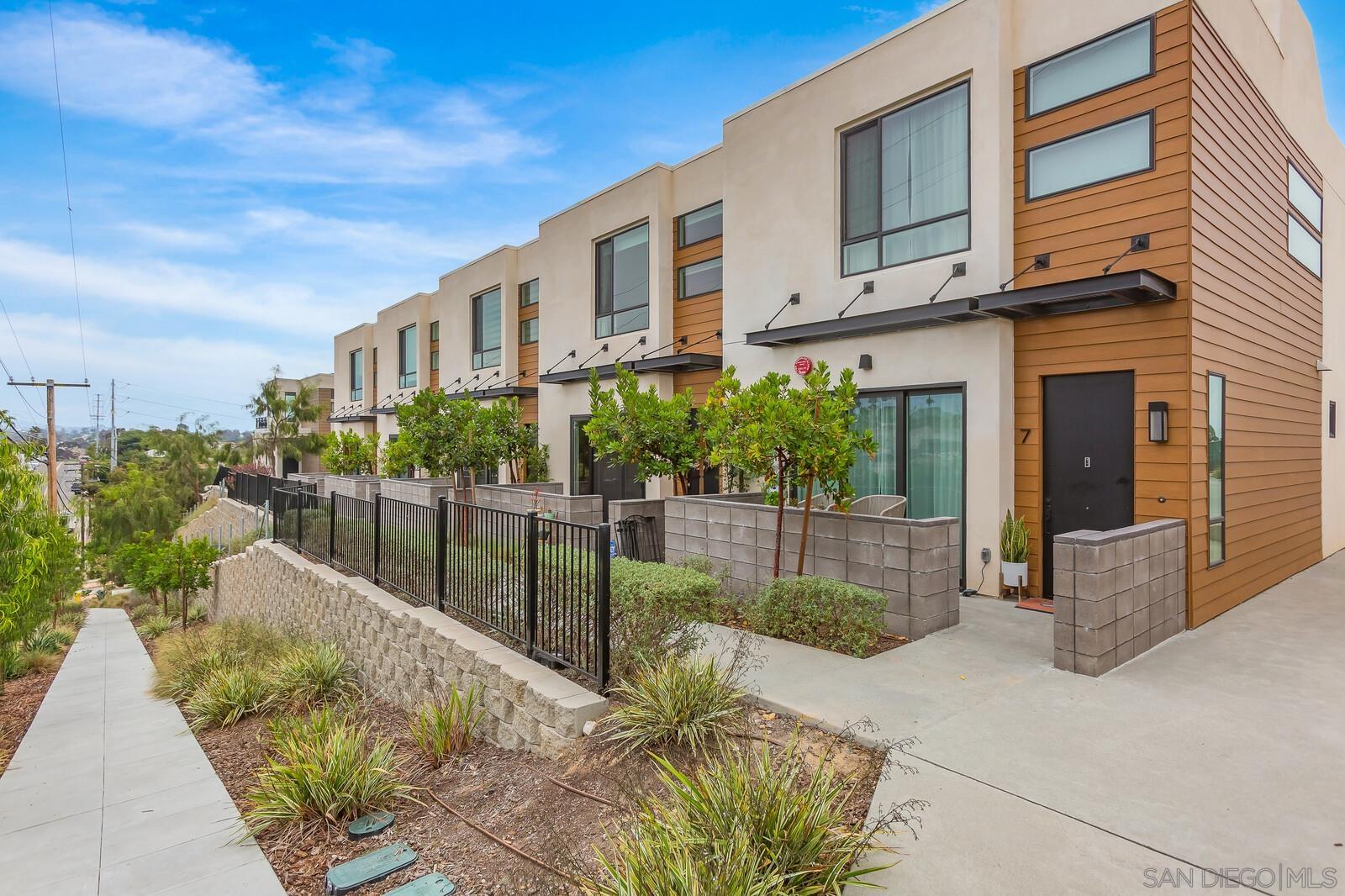 Detail Gallery Image 4 of 44 For 1055  32nd St  #8,  San Diego,  CA 92102 - 3 Beds | 2/1 Baths