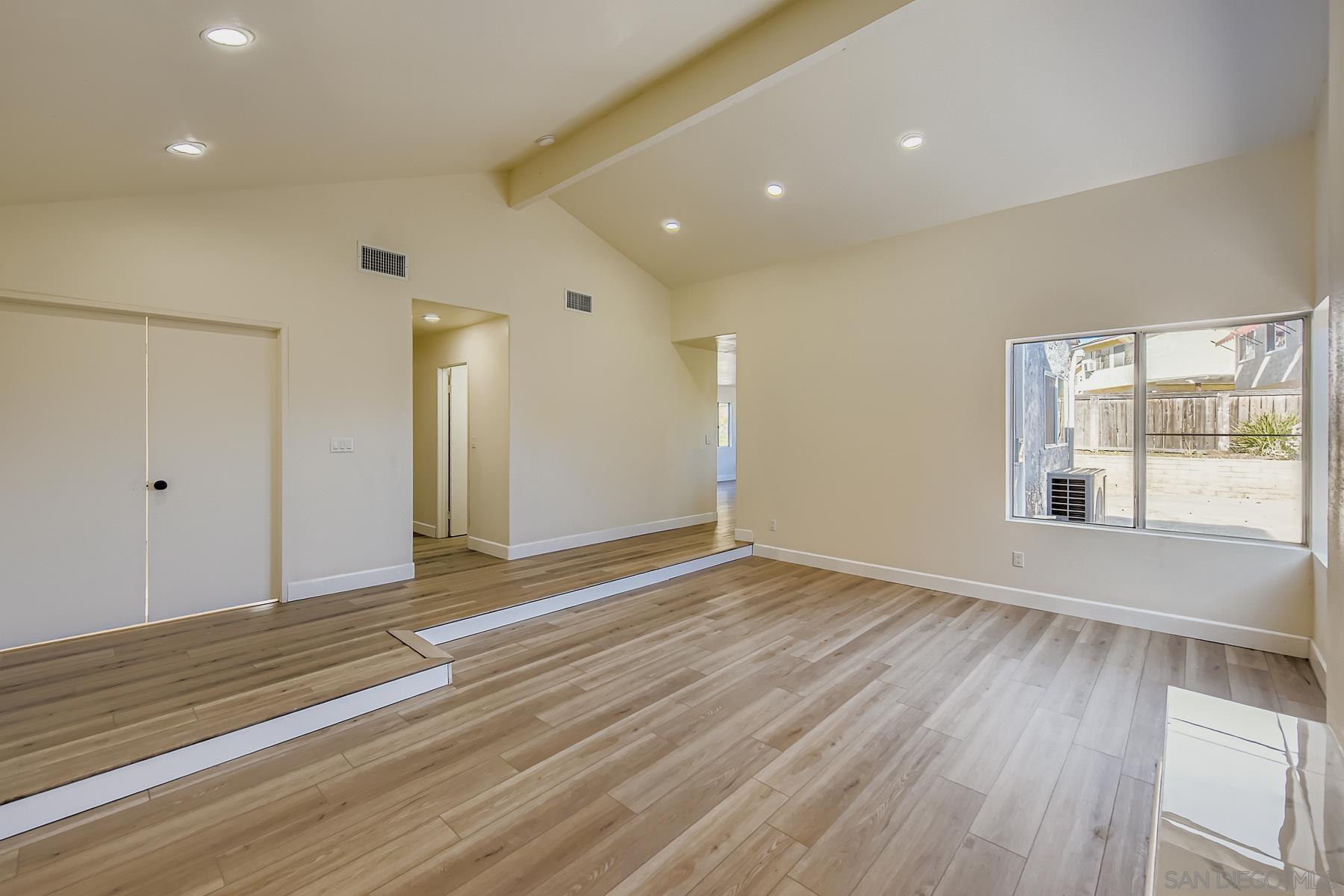 Detail Gallery Image 7 of 31 For 10386  La Duena Way, San Diego,  CA 92124 - 5 Beds | 2 Baths