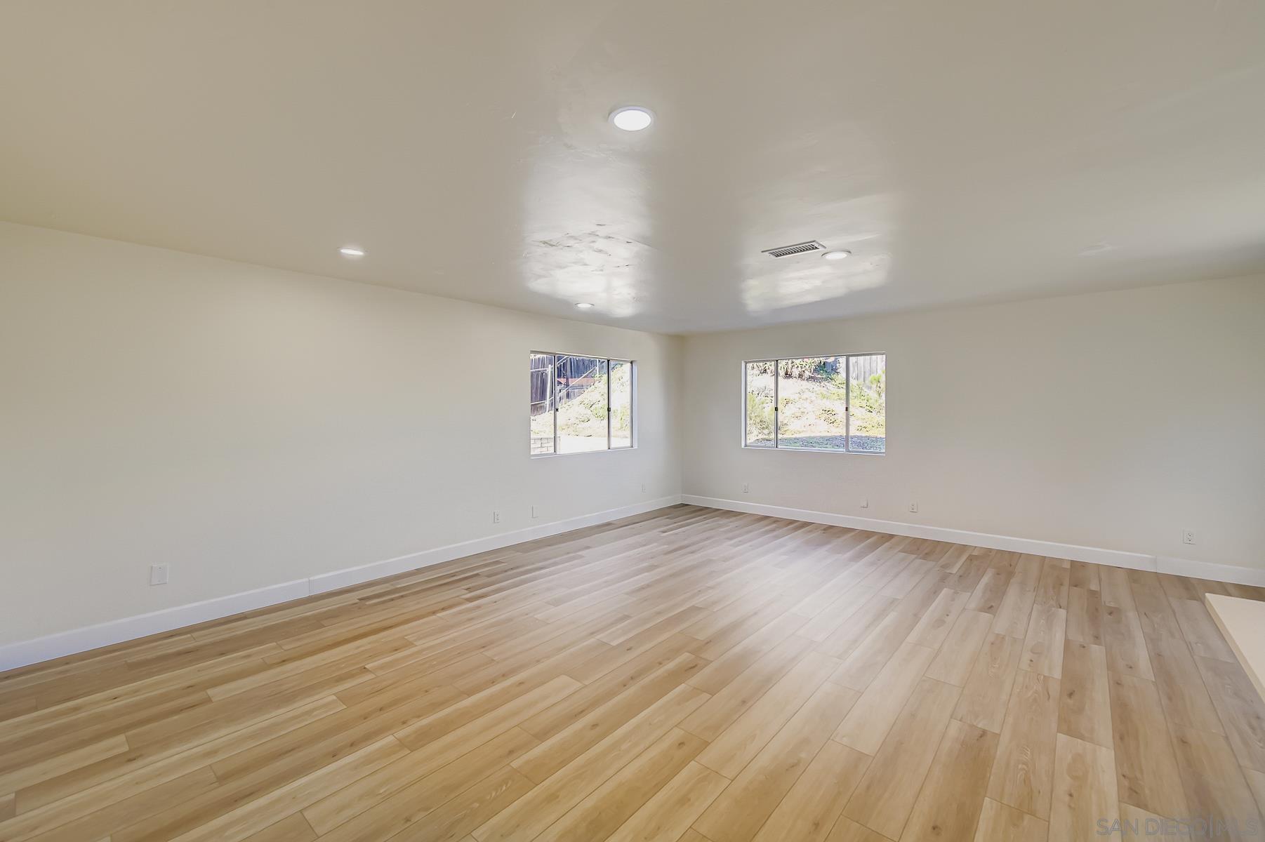 Detail Gallery Image 9 of 31 For 10386  La Duena Way, San Diego,  CA 92124 - 5 Beds | 2 Baths