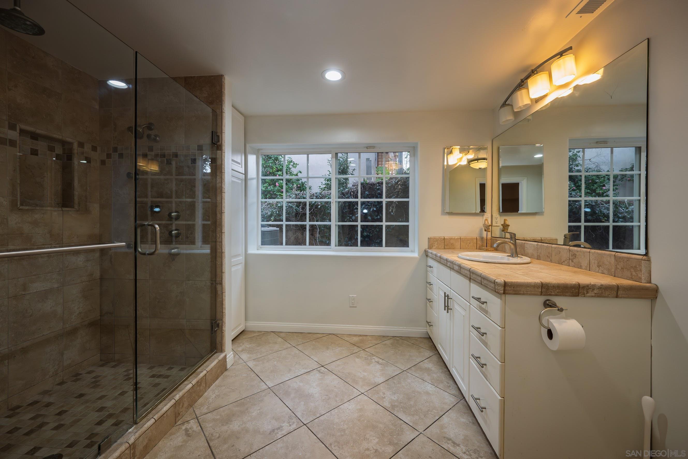 Detail Gallery Image 12 of 51 For 444  Avalon Dr., Vista,  CA 92084 - 6 Beds | 4 Baths