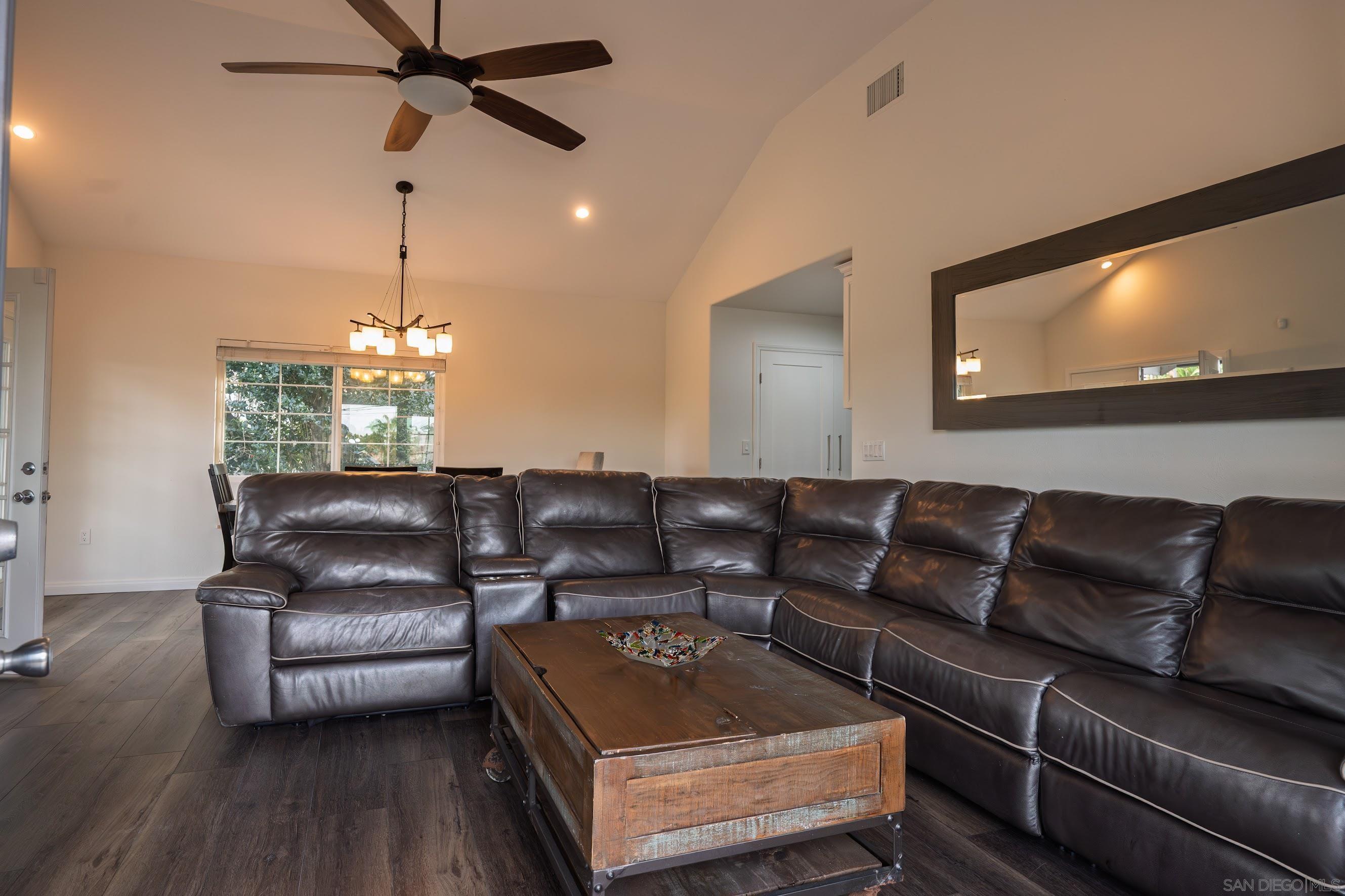 Detail Gallery Image 19 of 51 For 444  Avalon Dr., Vista,  CA 92084 - 6 Beds | 4 Baths