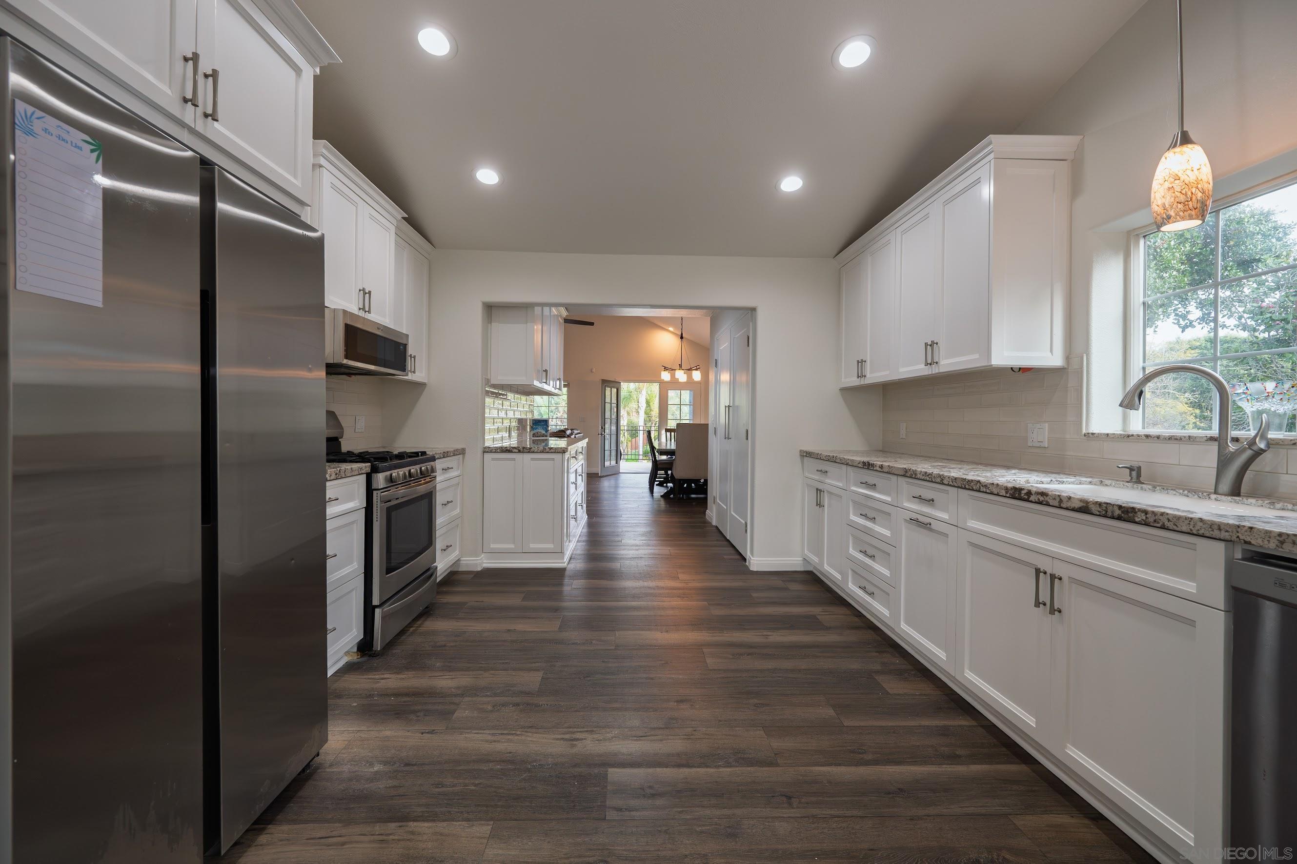 Detail Gallery Image 20 of 51 For 444  Avalon Dr., Vista,  CA 92084 - 6 Beds | 4 Baths