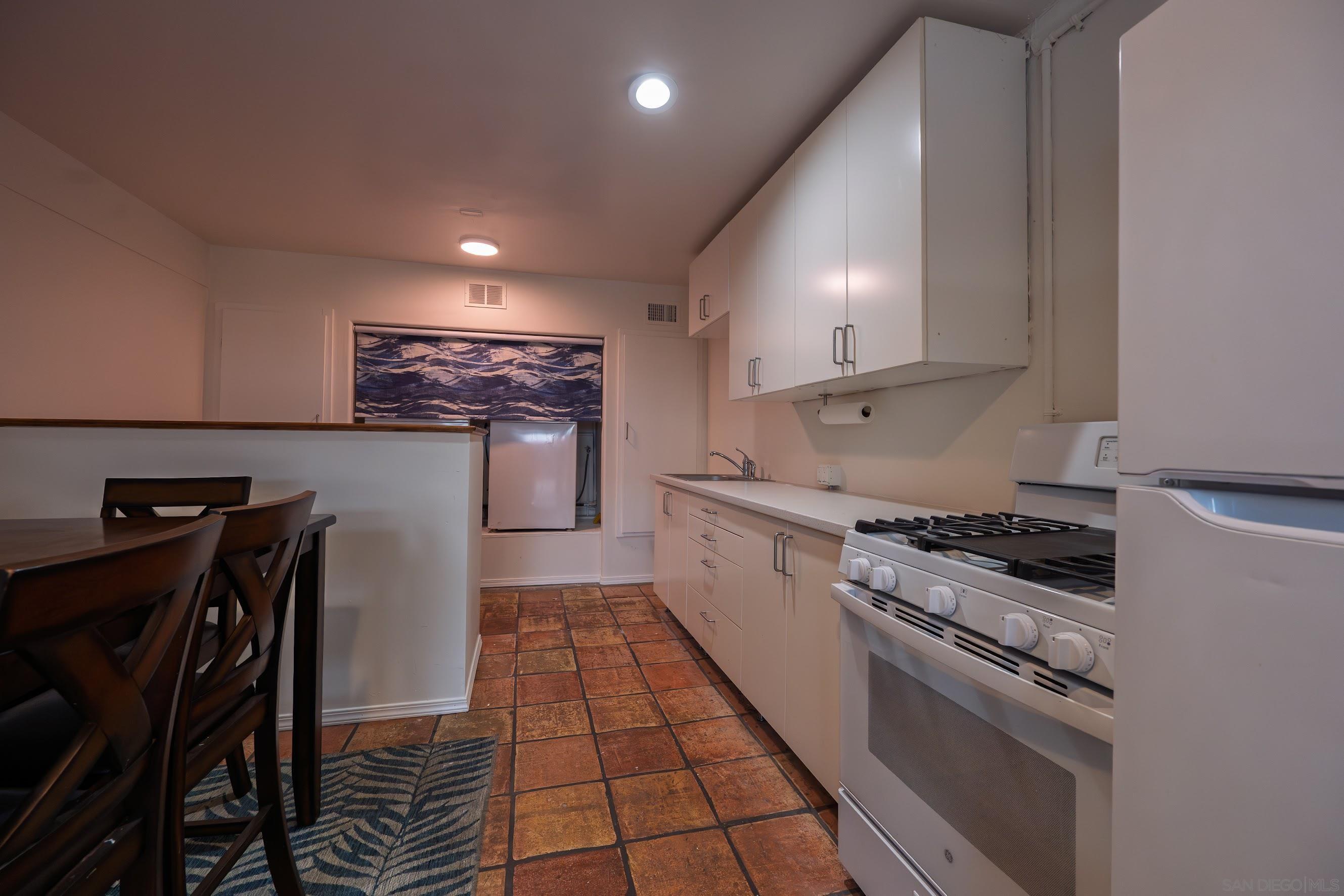 Detail Gallery Image 28 of 51 For 444  Avalon Dr., Vista,  CA 92084 - 6 Beds | 4 Baths