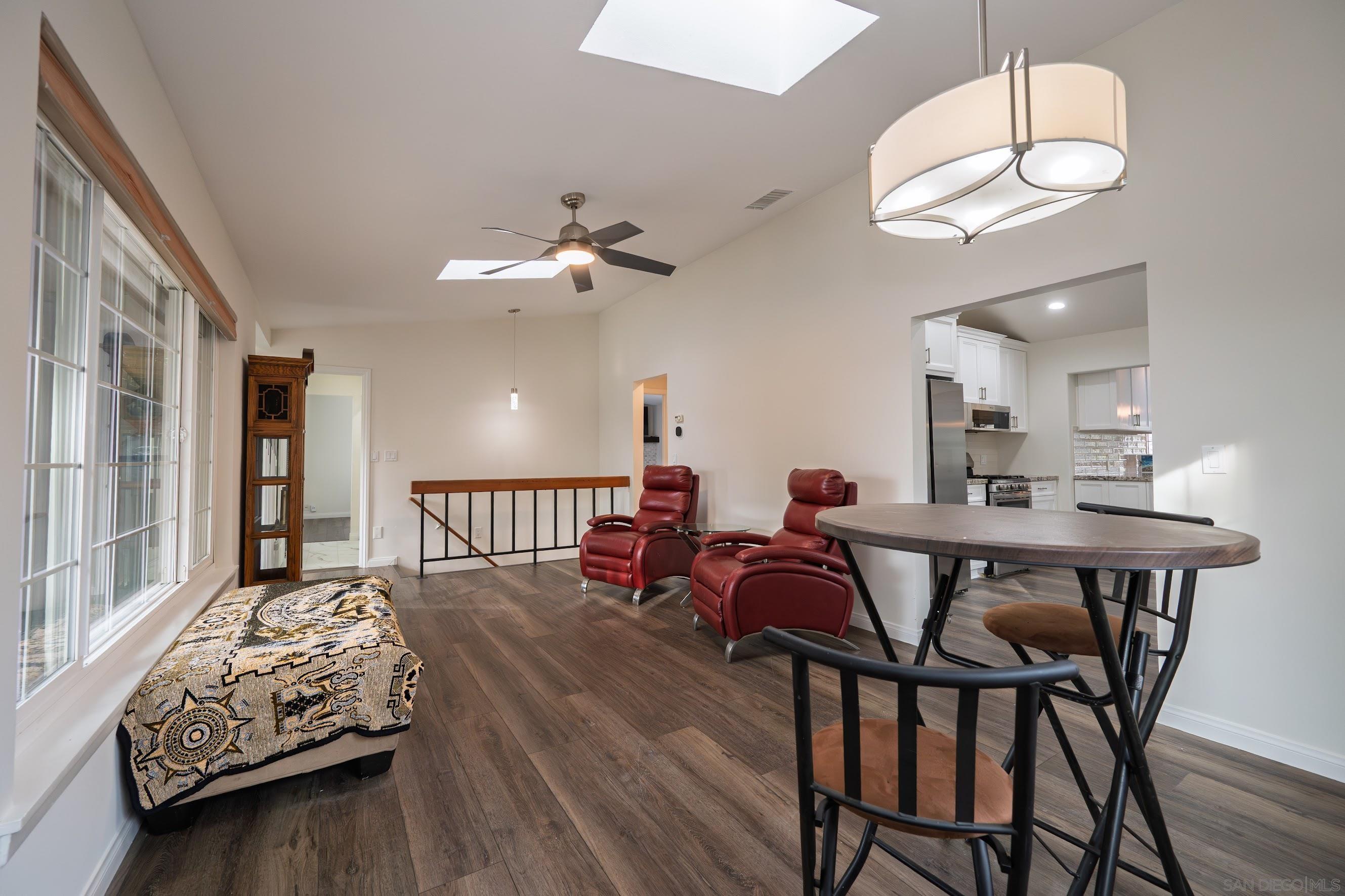 Detail Gallery Image 4 of 51 For 444  Avalon Dr., Vista,  CA 92084 - 6 Beds | 4 Baths