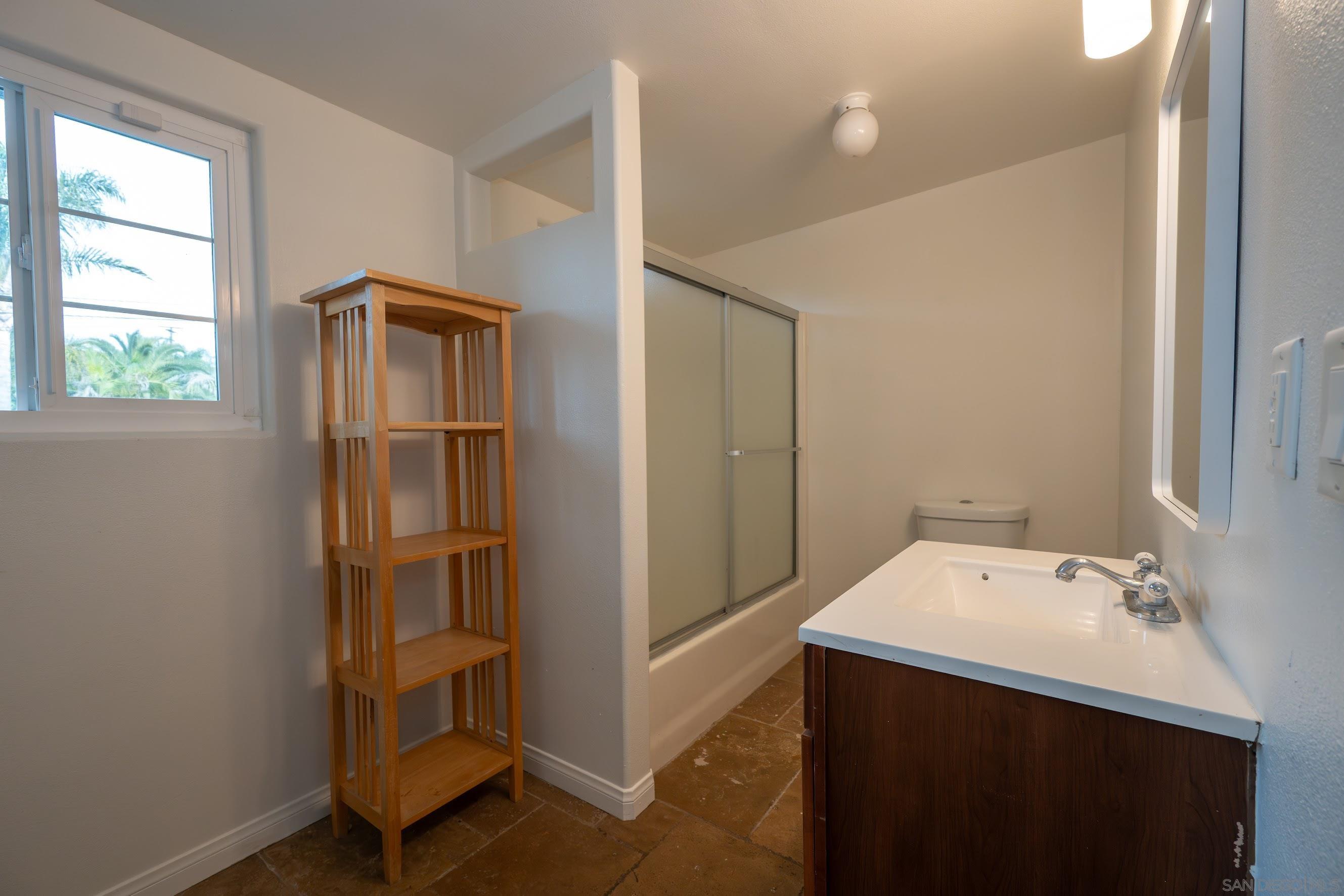 Detail Gallery Image 34 of 51 For 444  Avalon Dr., Vista,  CA 92084 - 6 Beds | 4 Baths