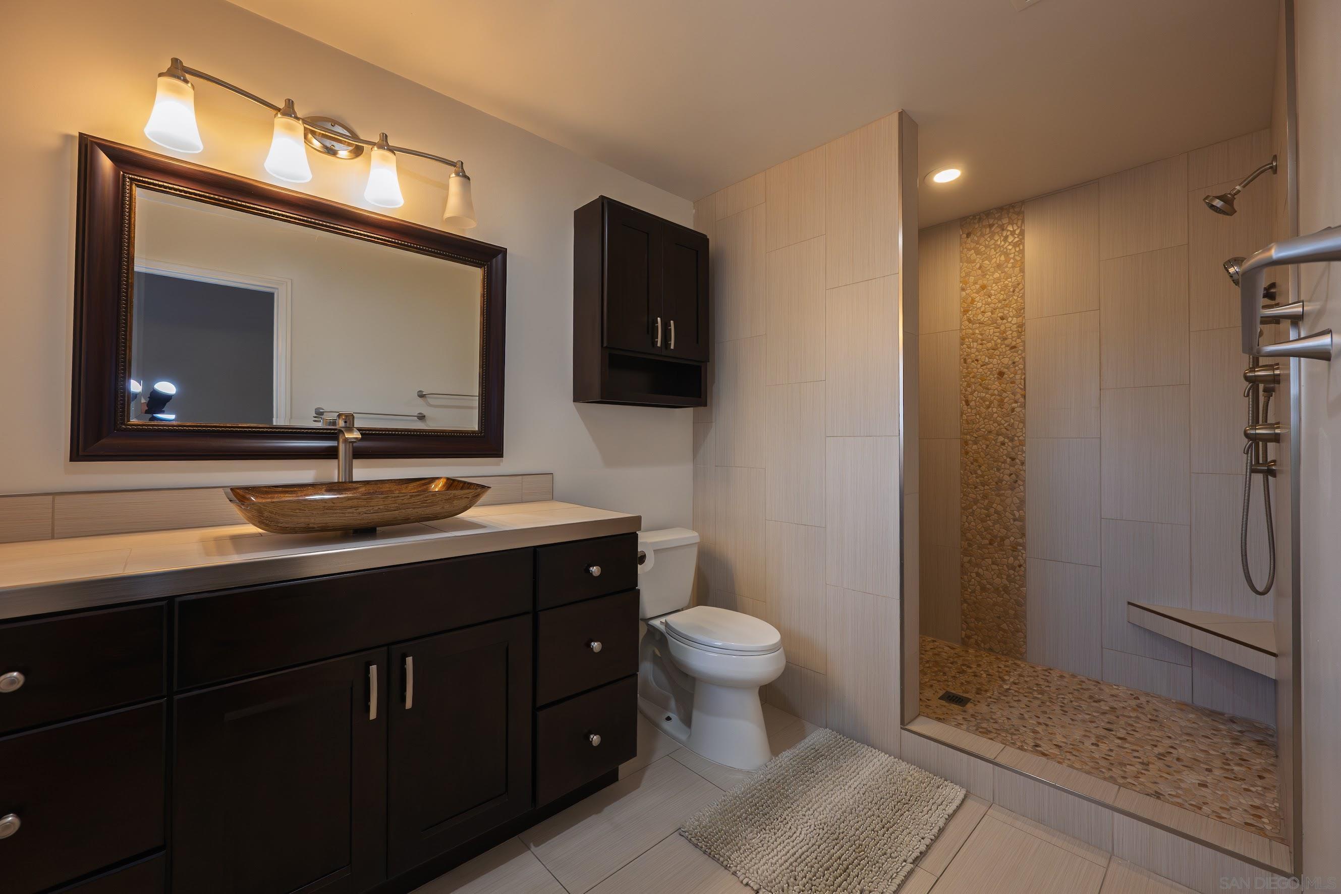 Detail Gallery Image 9 of 51 For 444  Avalon Dr., Vista,  CA 92084 - 6 Beds | 4 Baths