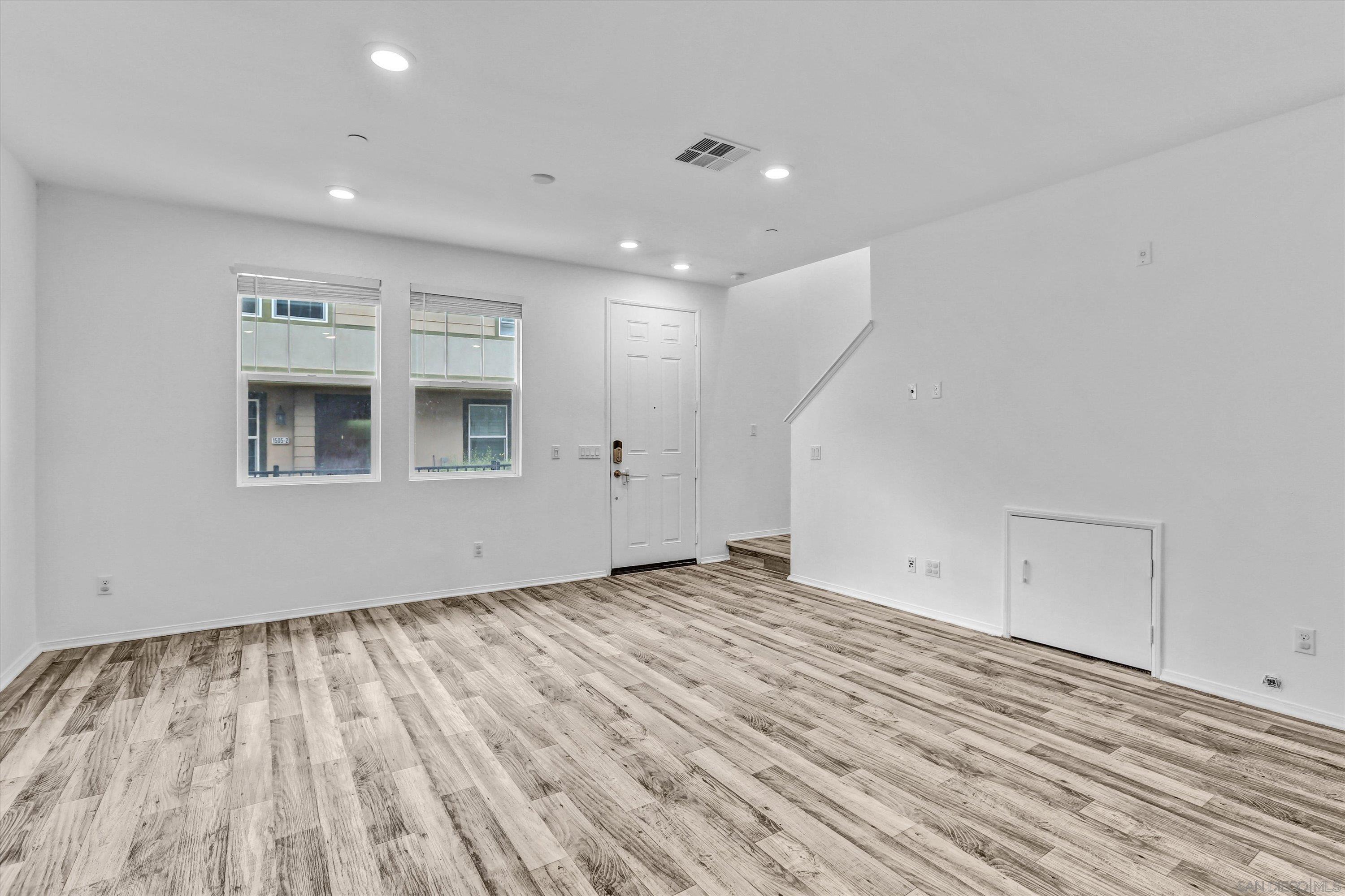 Detail Gallery Image 14 of 40 For 1514  Crown Ln Unit  #2,  Chula Vista,  CA 91915 - 3 Beds | 2/1 Baths