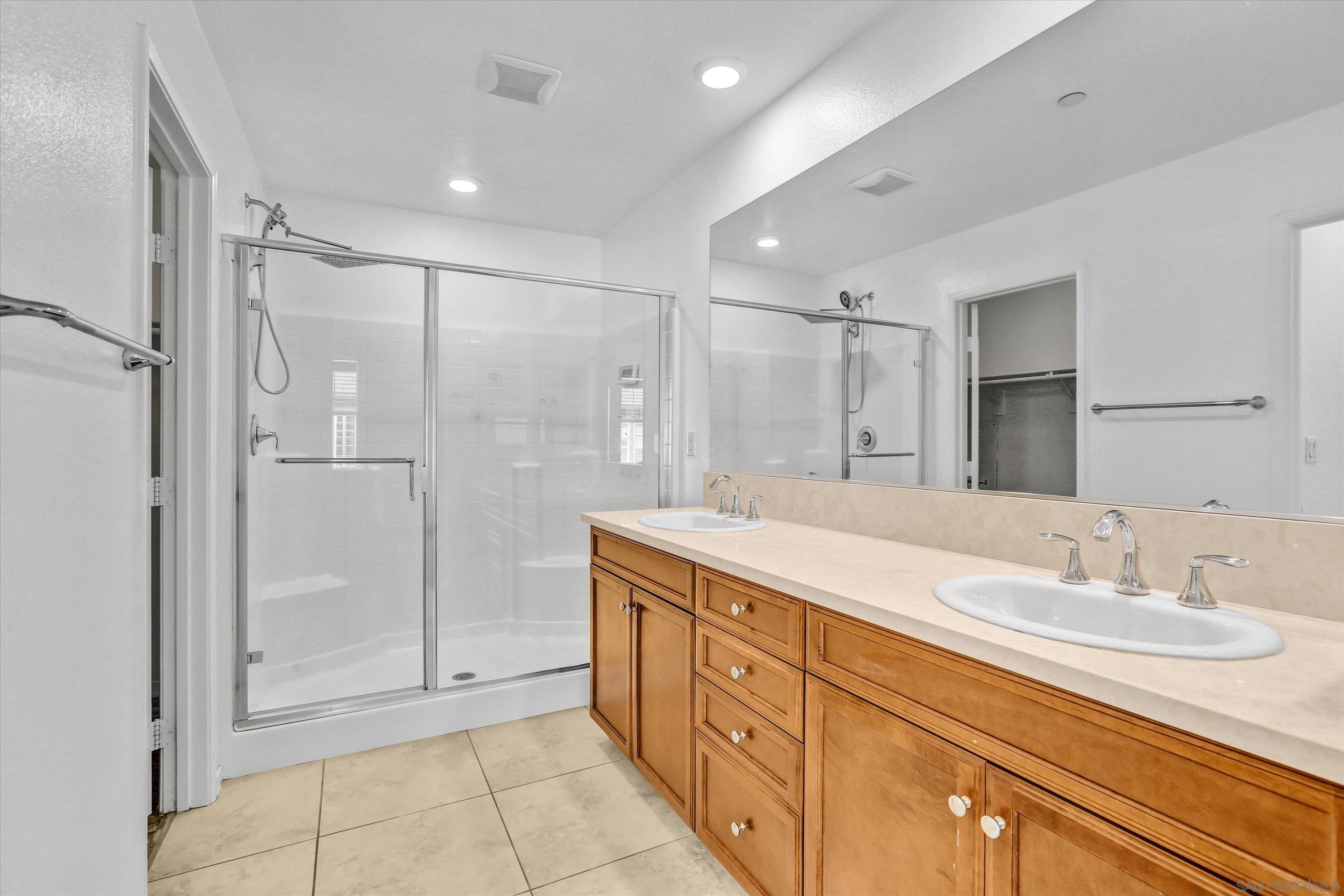 Detail Gallery Image 19 of 39 For 1514  Crown Ln Unit  #2,  Chula Vista,  CA 91915 - 3 Beds | 2/1 Baths