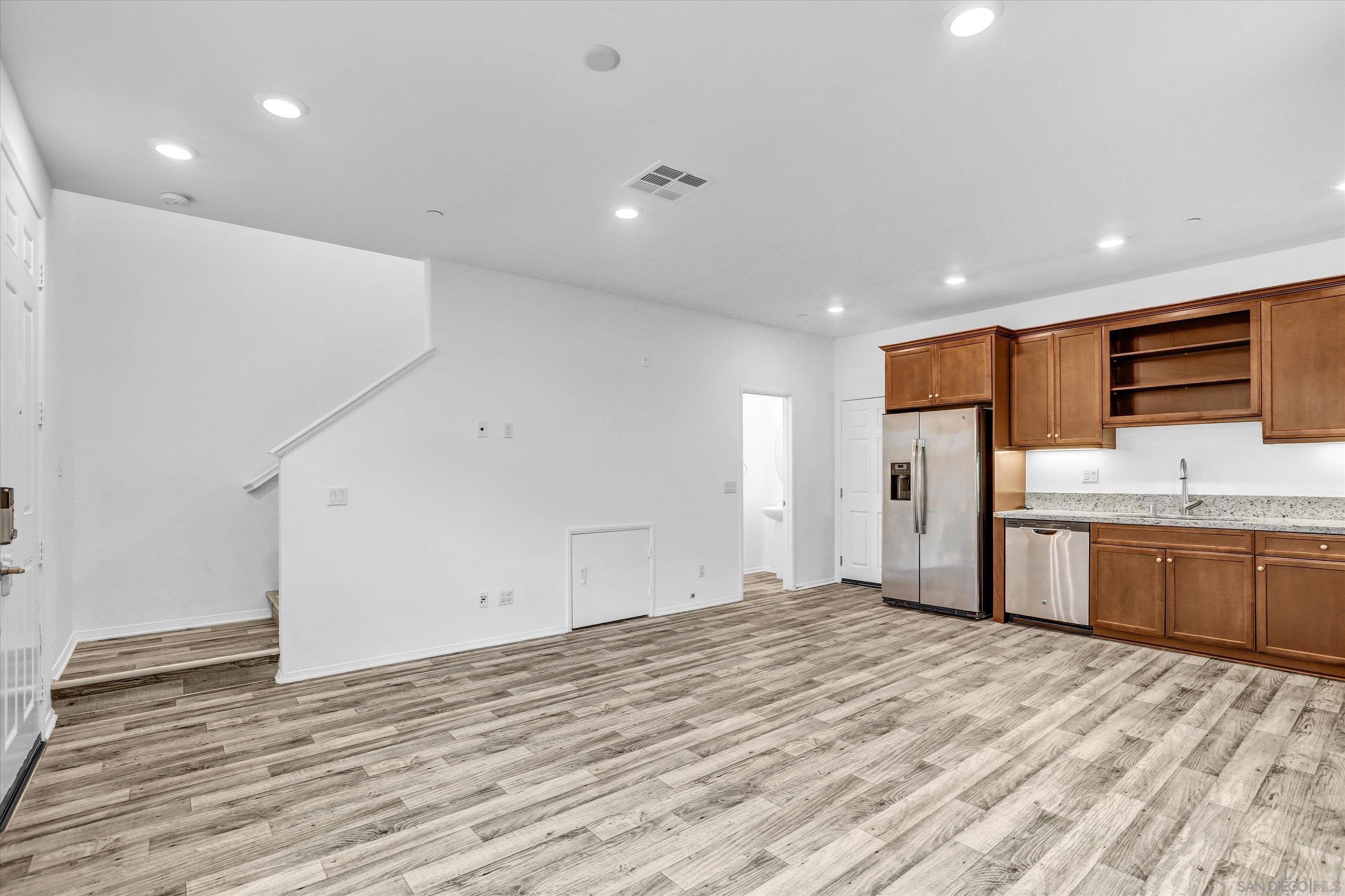 Detail Gallery Image 6 of 40 For 1514  Crown Ln Unit  #2,  Chula Vista,  CA 91915 - 3 Beds | 2/1 Baths