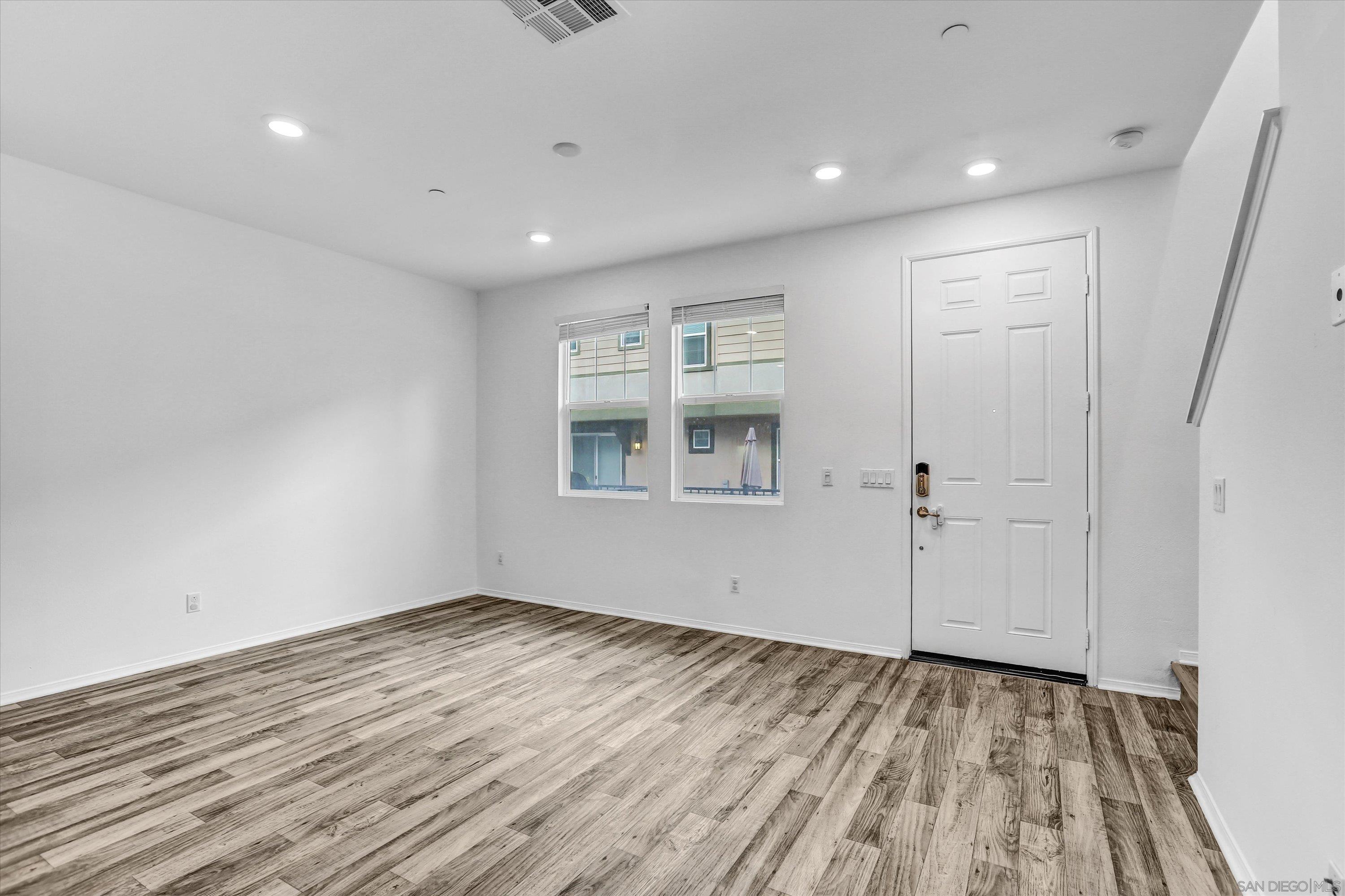 Detail Gallery Image 8 of 40 For 1514  Crown Ln Unit  #2,  Chula Vista,  CA 91915 - 3 Beds | 2/1 Baths