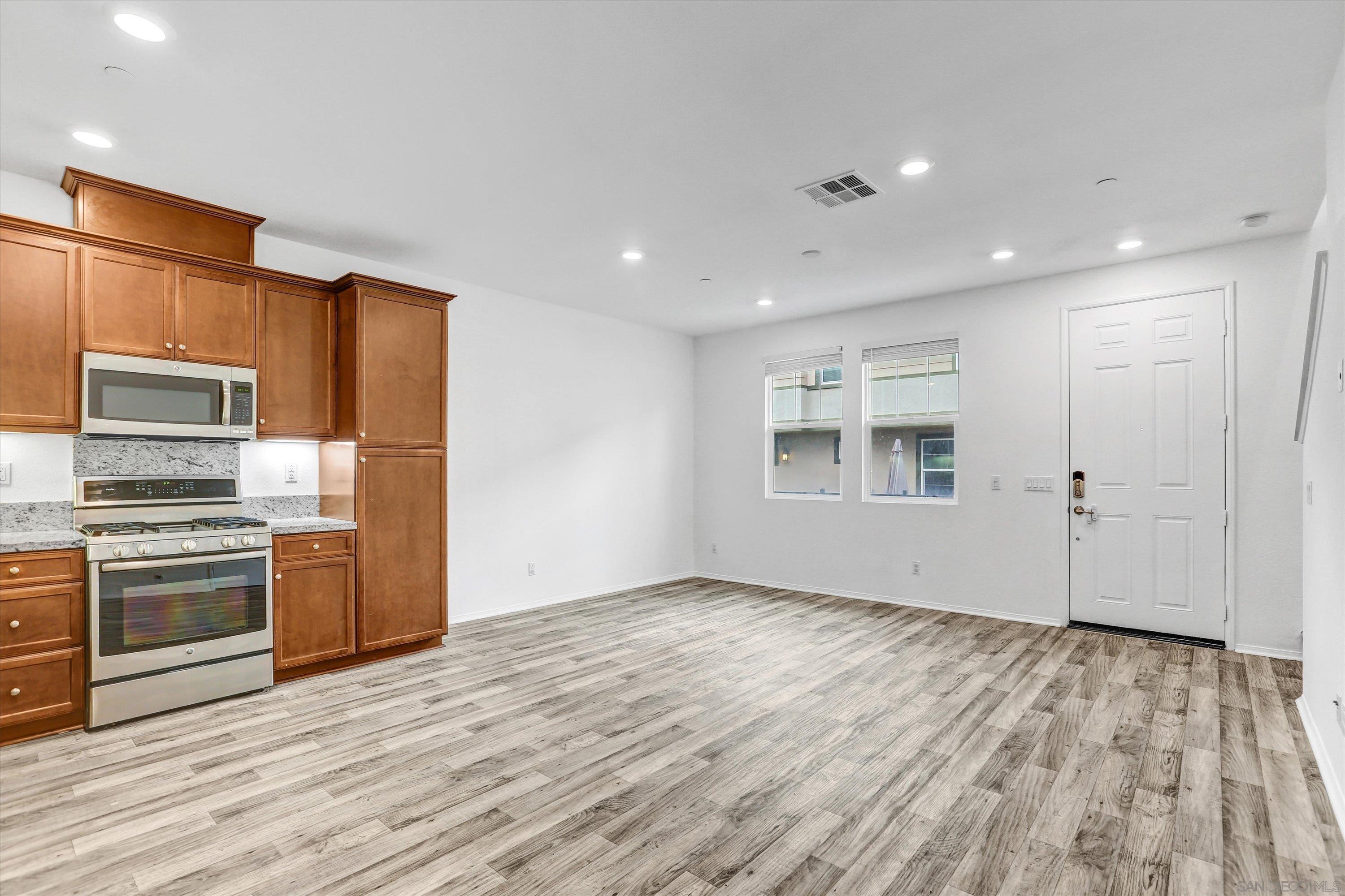 Detail Gallery Image 10 of 40 For 1514  Crown Ln Unit  #2,  Chula Vista,  CA 91915 - 3 Beds | 2/1 Baths