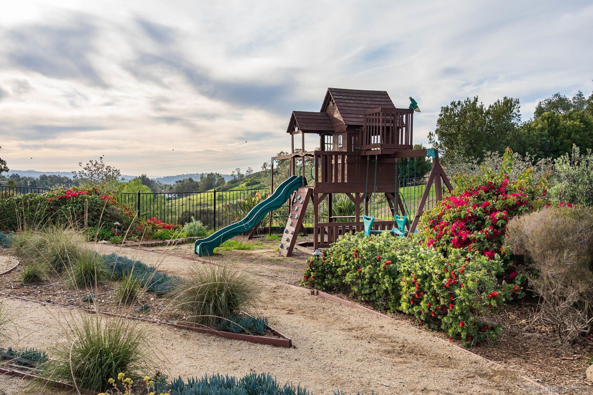 Detail Gallery Image 33 of 41 For 7576  Northern Lights, San Diego,  CA 92127 - 6 Beds | 5/1 Baths
