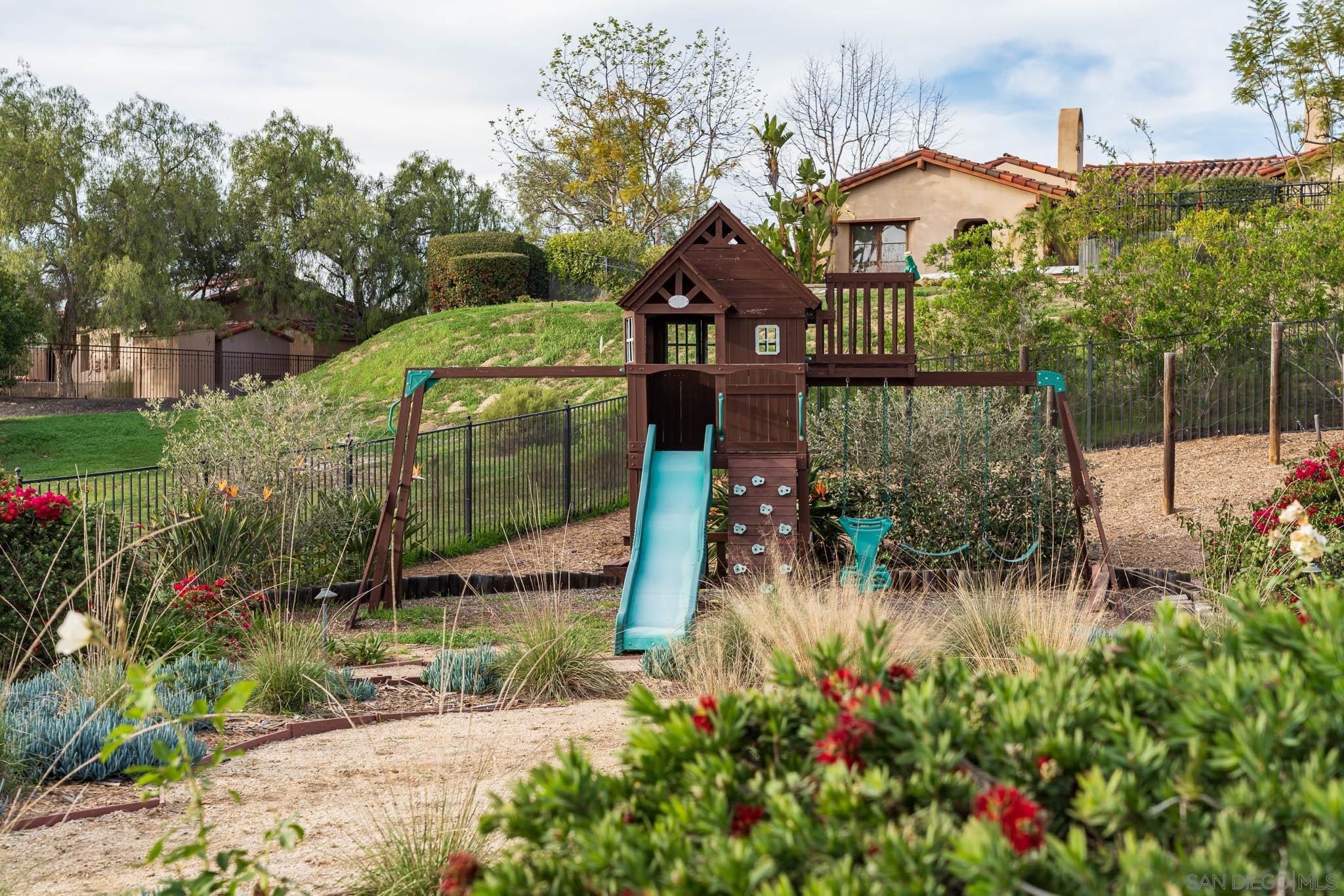 Detail Gallery Image 37 of 41 For 7576  Northern Lights, San Diego,  CA 92127 - 6 Beds | 5/1 Baths