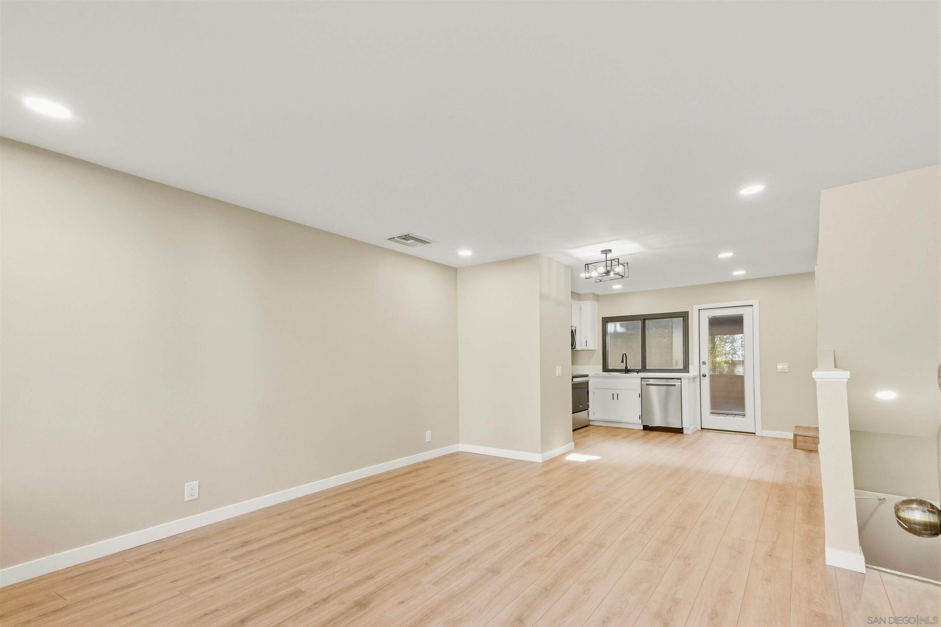 Detail Gallery Image 4 of 33 For 3885  Caminito Litoral  #230,  San Diego,  CA 92107 - 2 Beds | 1 Baths