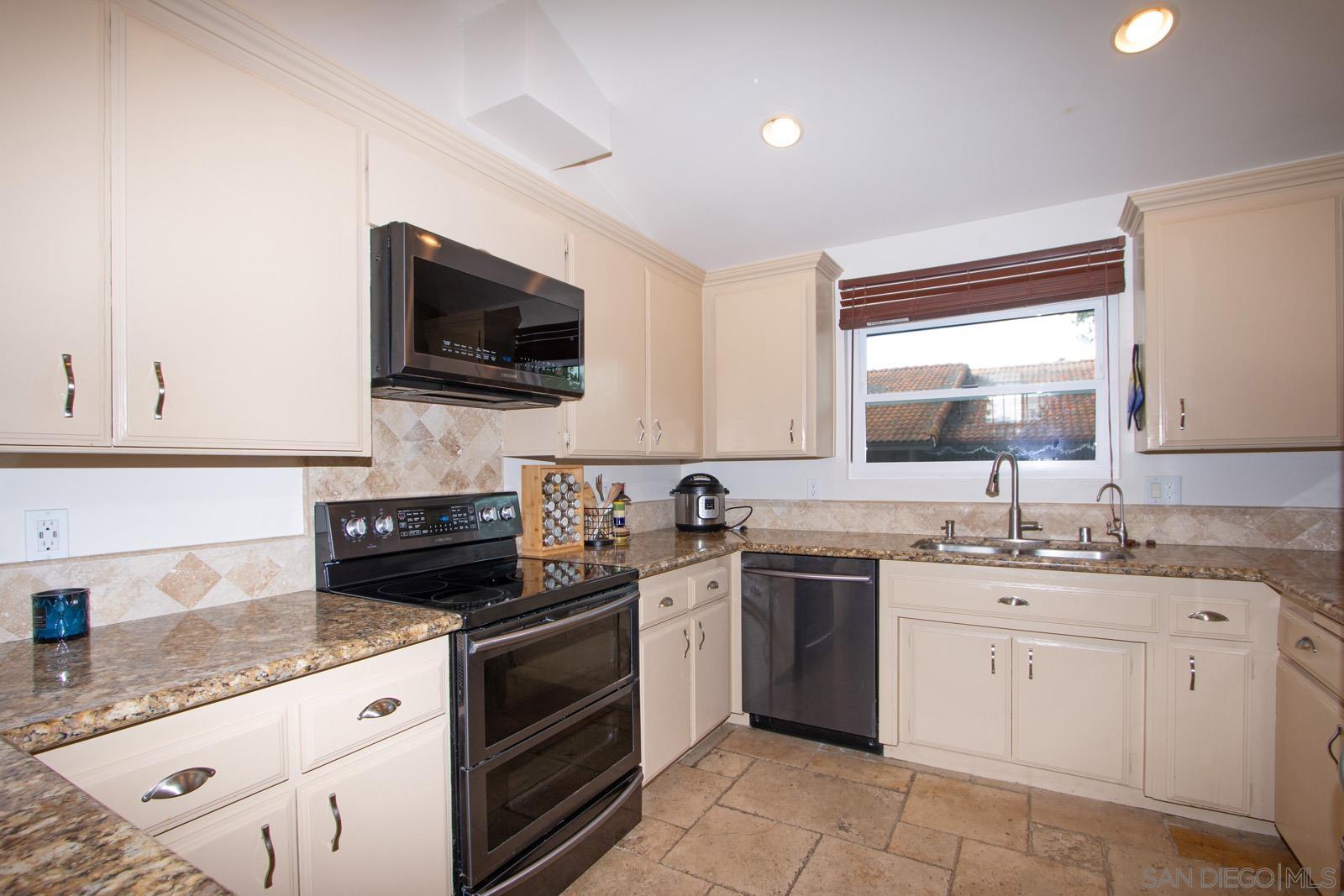 Detail Gallery Image 11 of 38 For 31948  Del Cielo Este  #7,  Bonsall,  CA 92003 - 3 Beds | 2 Baths