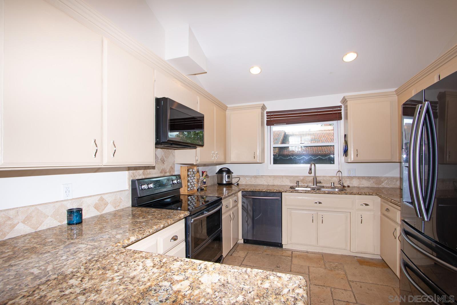Detail Gallery Image 9 of 38 For 31948  Del Cielo Este  #7,  Bonsall,  CA 92003 - 3 Beds | 2 Baths