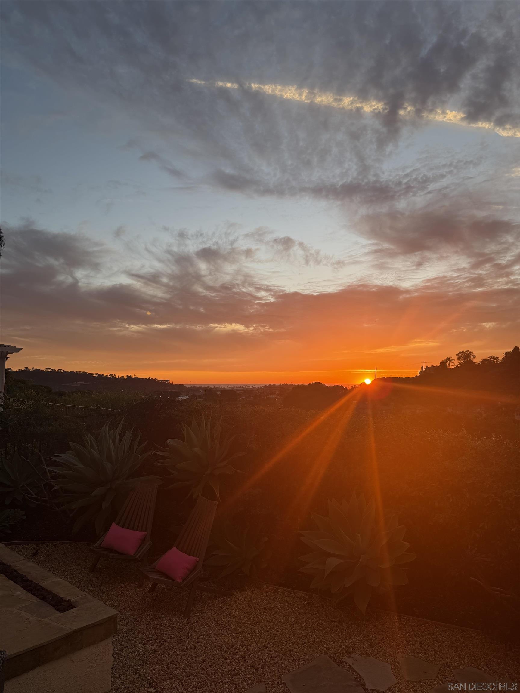 Detail Gallery Image 2 of 27 For 3057  Caminito Sagunto, Del Mar,  CA 92014 - 5 Beds | 3 Baths