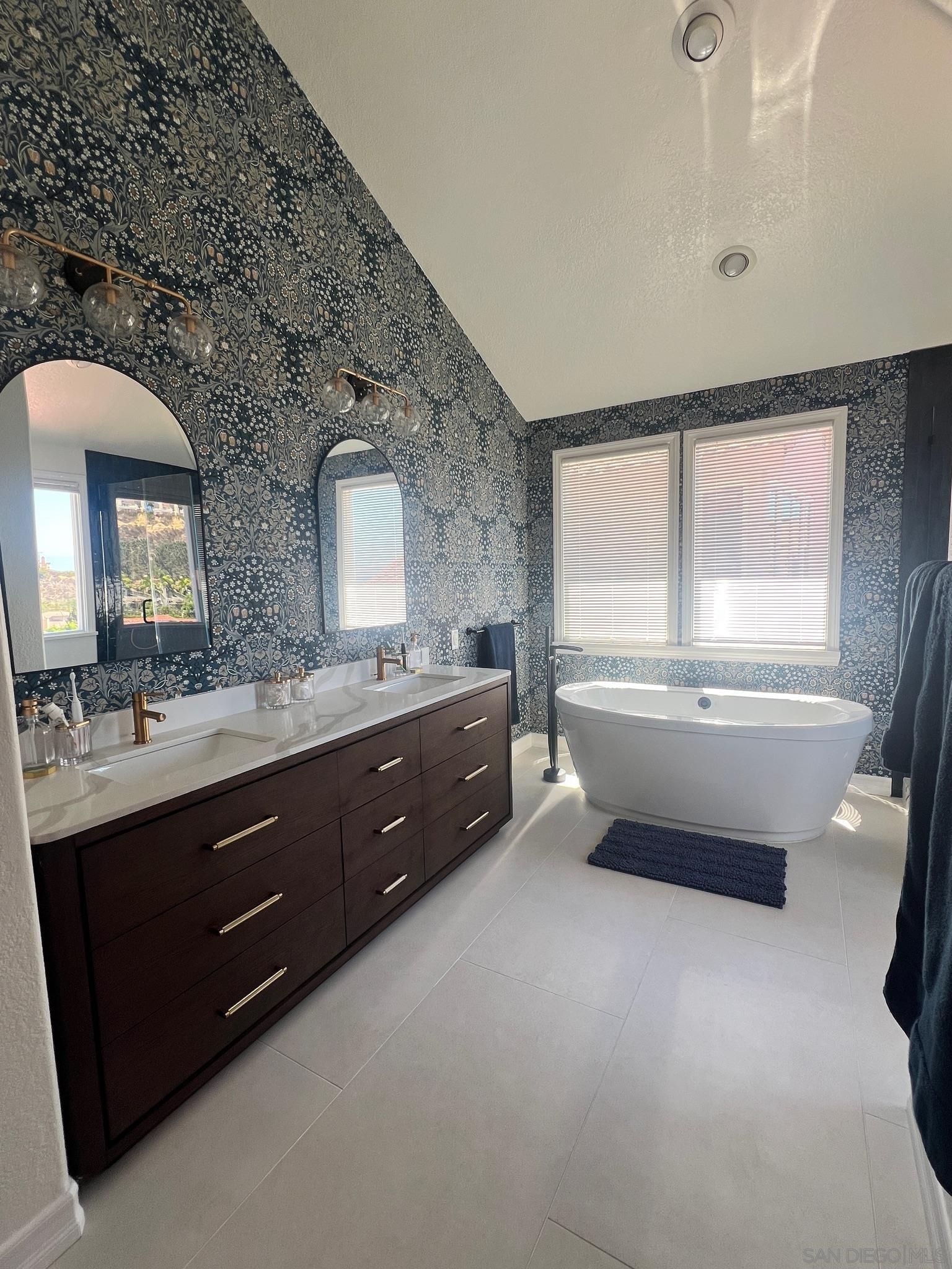 Detail Gallery Image 11 of 28 For 3057  Caminito Sagunto, Del Mar,  CA 92014 - 5 Beds | 3 Baths