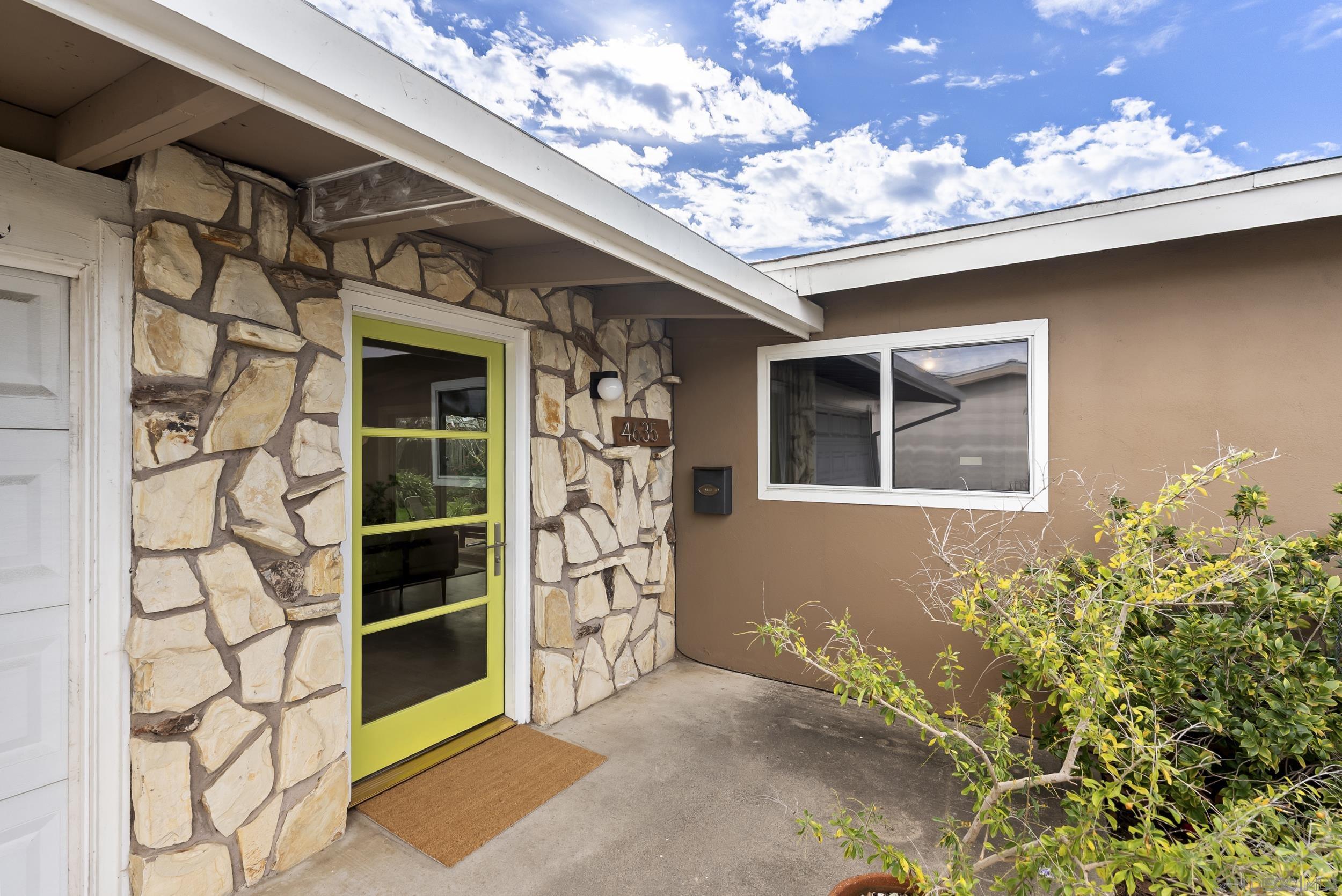 Detail Gallery Image 2 of 12 For 4635  Cheshire St, San Diego,  CA 92117 - 3 Beds | 1 Baths