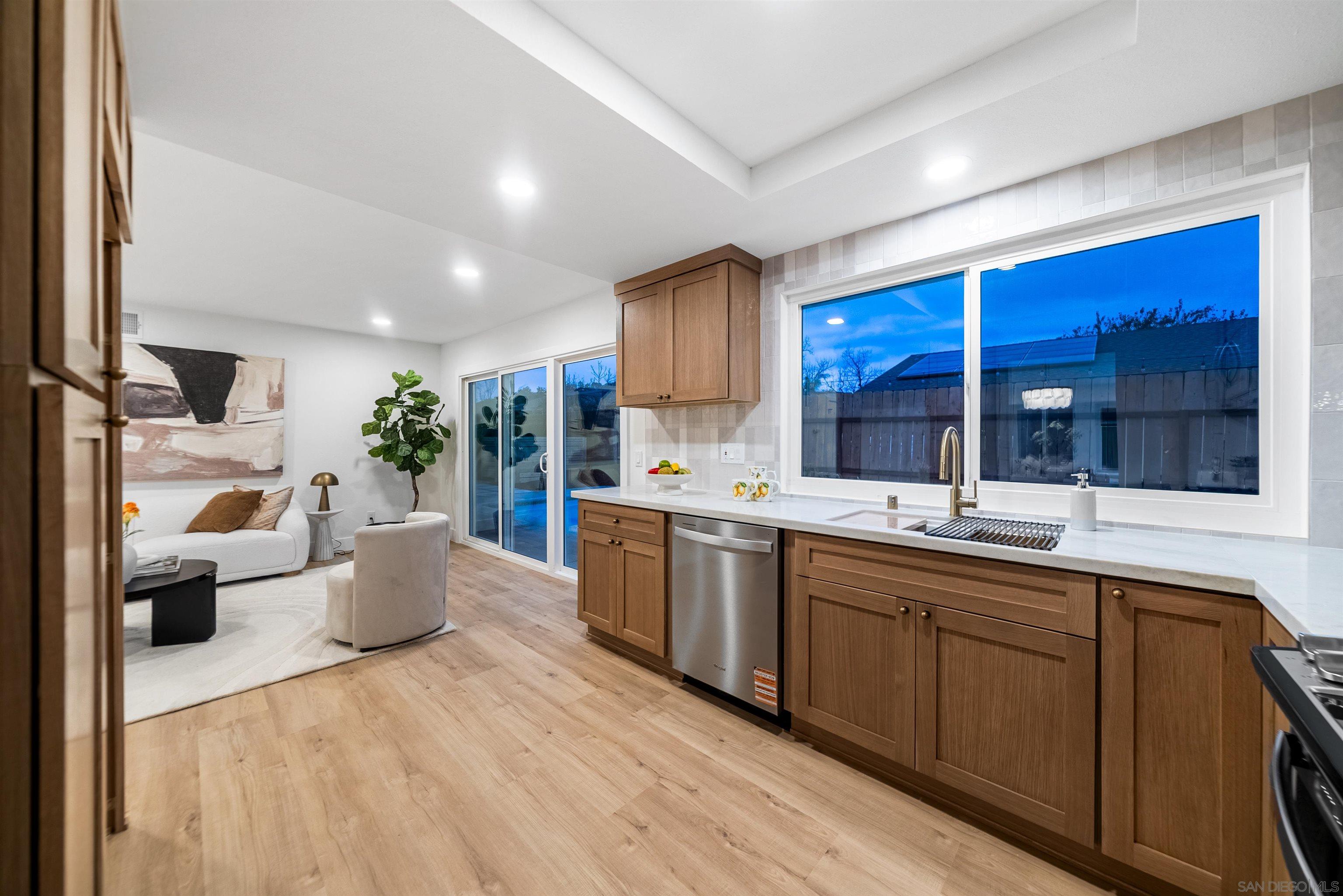 Detail Gallery Image 7 of 24 For 460  Las Brisas Dr, Escondido,  CA 92027 - 4 Beds | 2 Baths