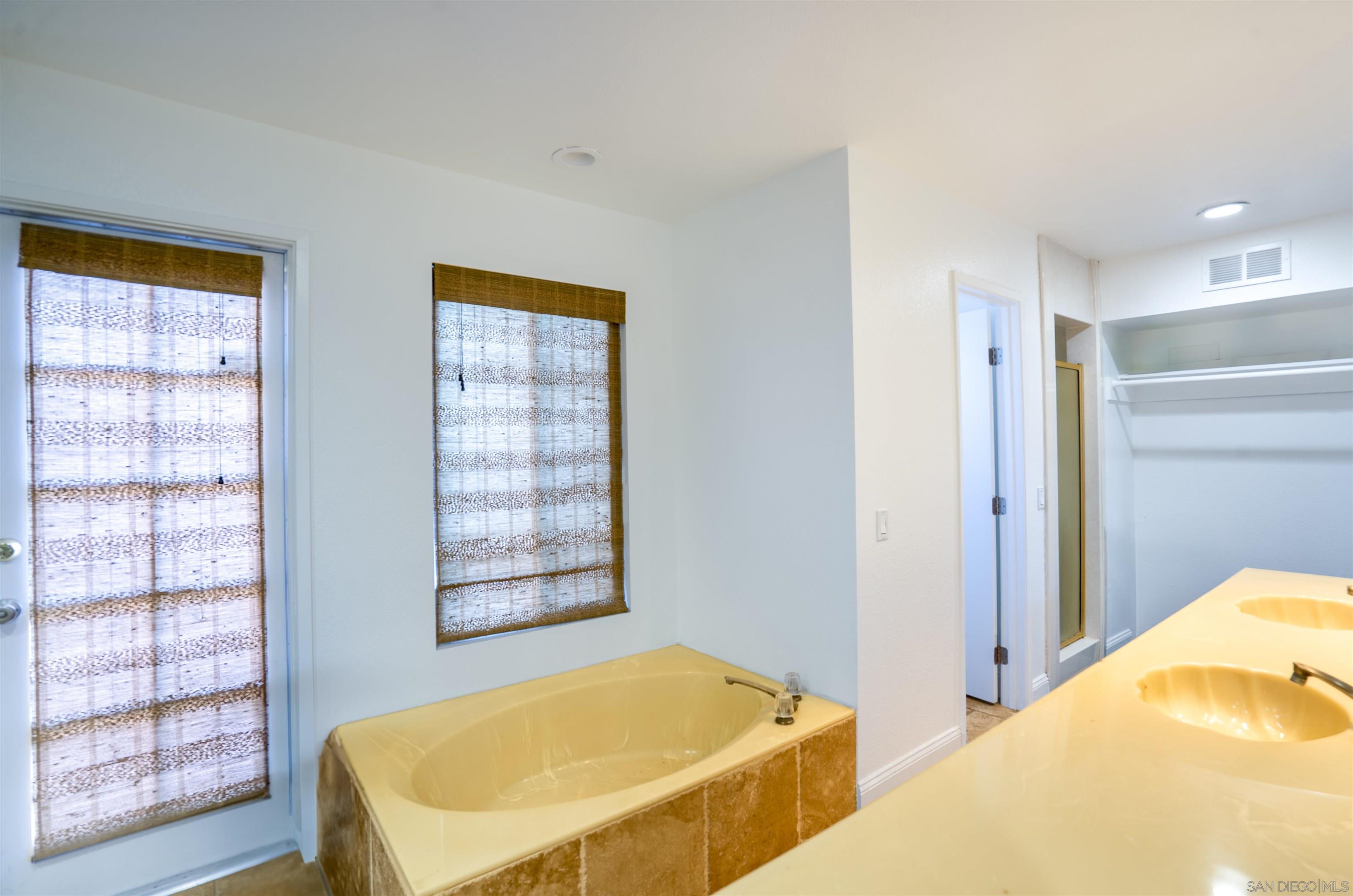 Detail Gallery Image 13 of 35 For 1116  Circle Dr, Escondido,  CA 92025 - 4 Beds | 3 Baths