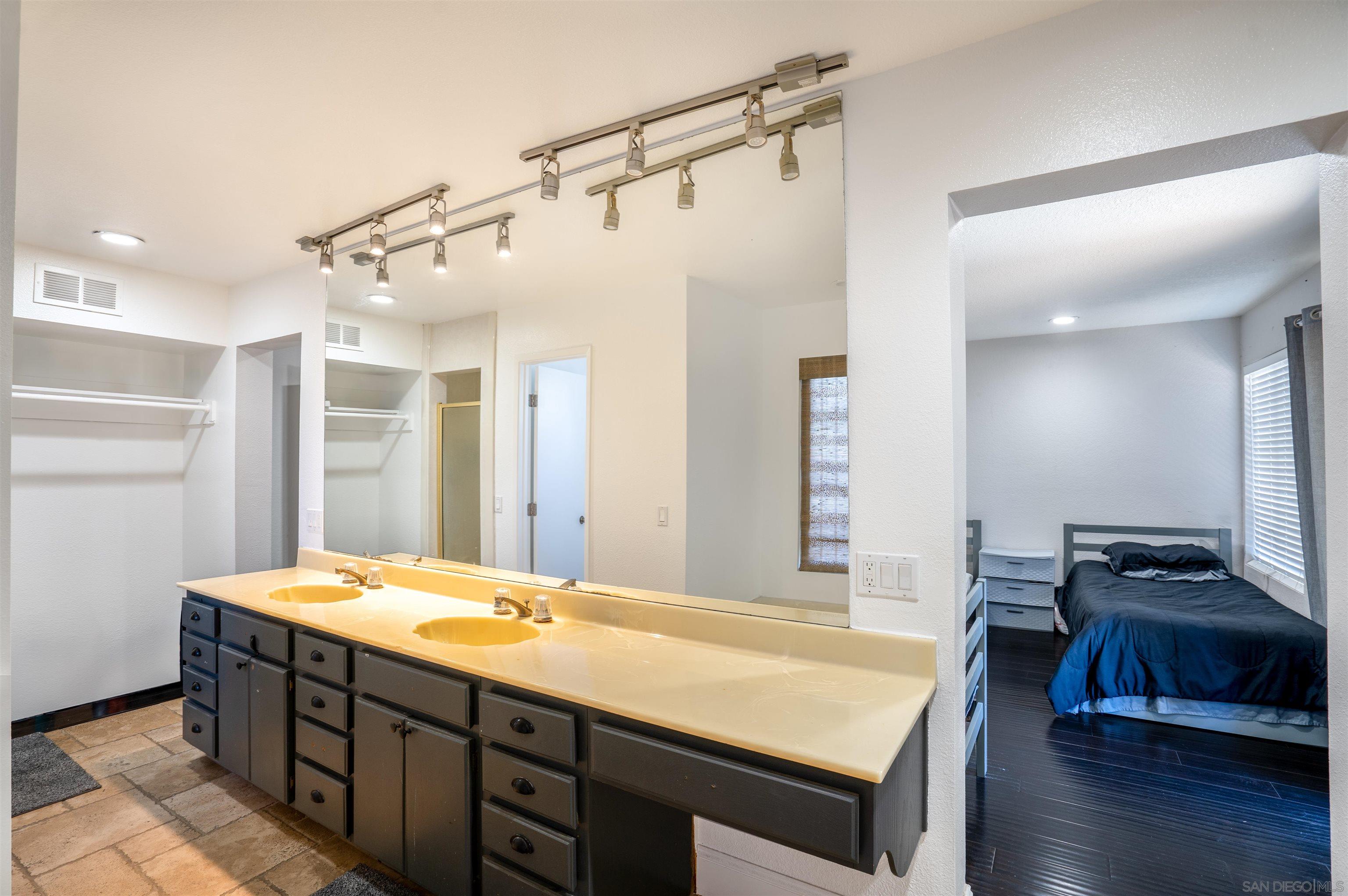 Detail Gallery Image 15 of 35 For 1116  Circle Dr, Escondido,  CA 92025 - 4 Beds | 3 Baths