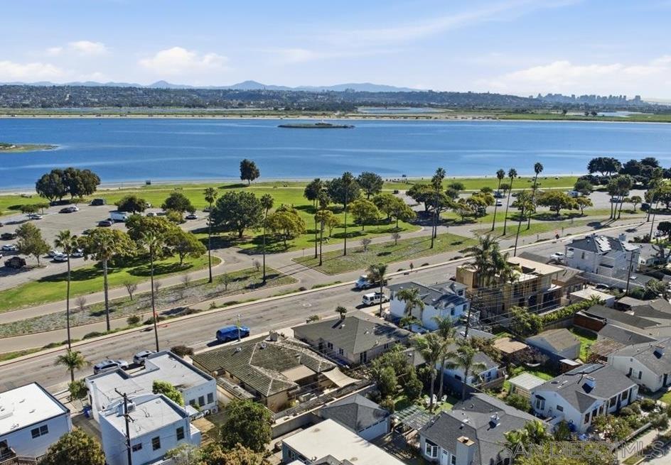 Detail Gallery Image 2 of 39 For 3634  Crown Point Dr, San Diego,  CA 92109 - 4 Beds | 3 Baths