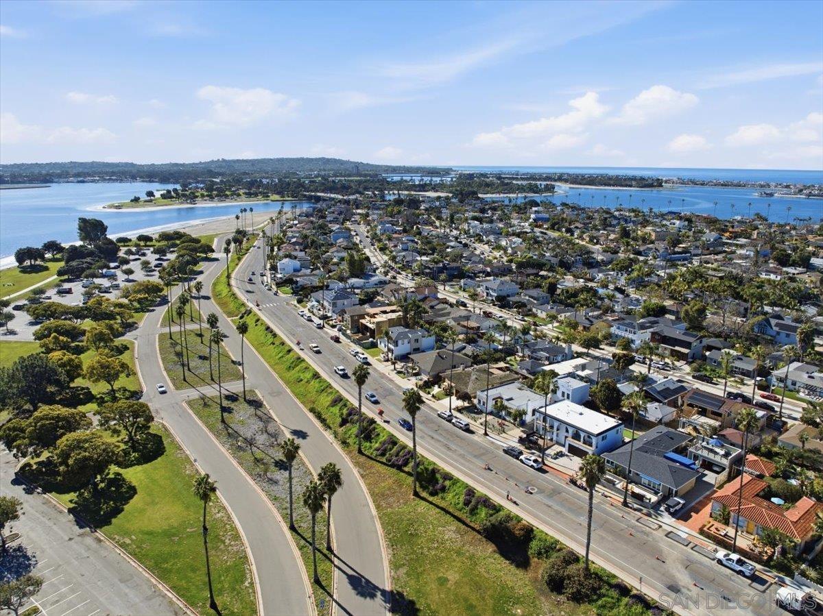 Detail Gallery Image 40 of 43 For 3634  Crown Point Dr, San Diego,  CA 92109 - 4 Beds | 3 Baths