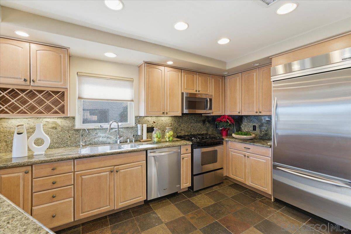 Detail Gallery Image 5 of 39 For 3634  Crown Point Dr, San Diego,  CA 92109 - 4 Beds | 3 Baths