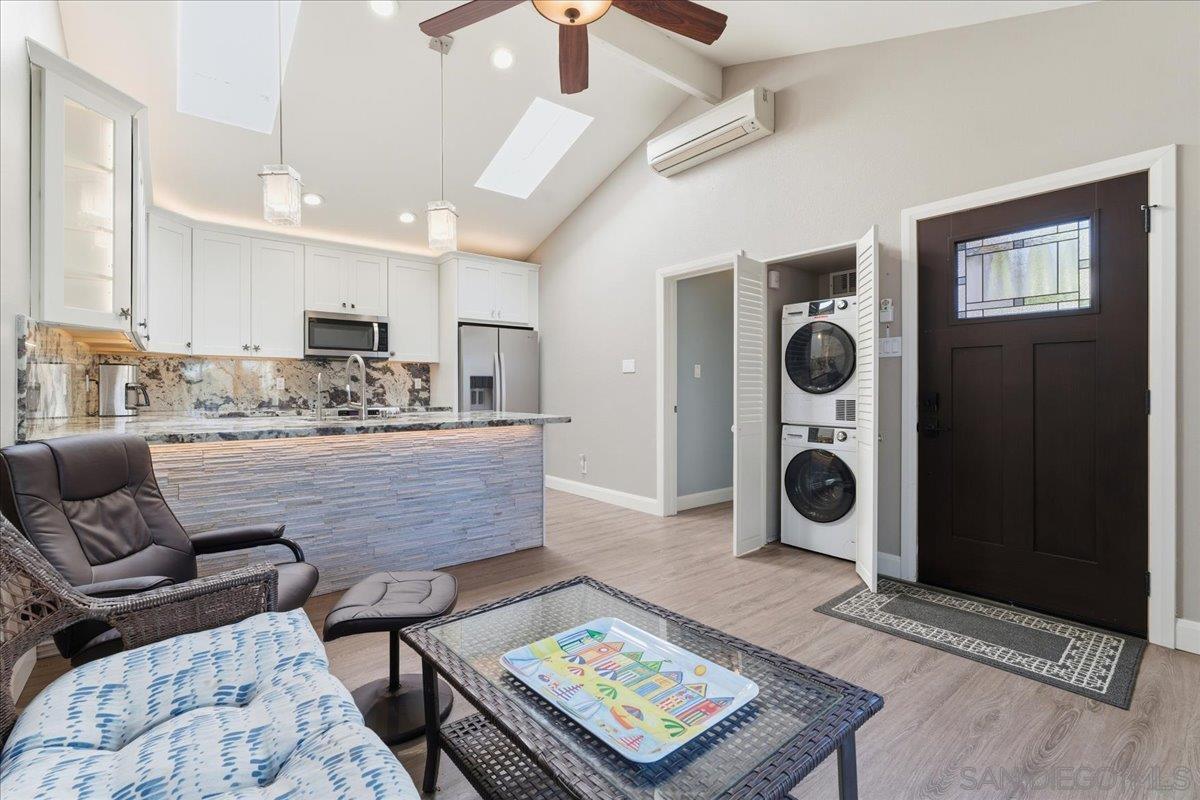 Detail Gallery Image 10 of 43 For 3634  Crown Point Dr, San Diego,  CA 92109 - 4 Beds | 3 Baths