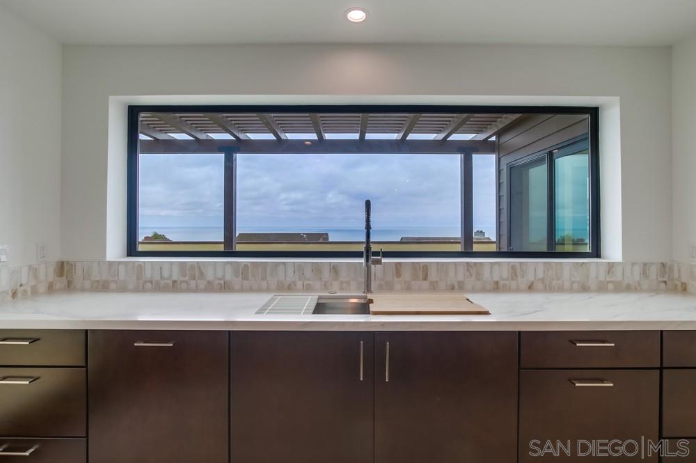 Detail Gallery Image 6 of 32 For 14066  Crest Way, Del Mar,  CA 92014 - 4 Beds | 2/1 Baths