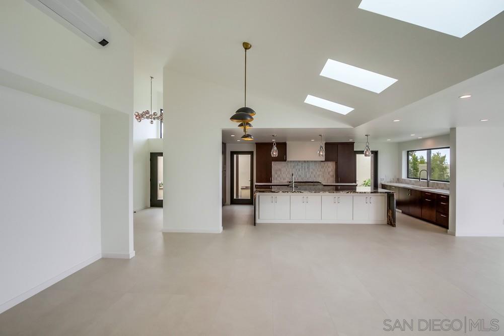 Detail Gallery Image 7 of 32 For 14066  Crest Way, Del Mar,  CA 92014 - 4 Beds | 2/1 Baths