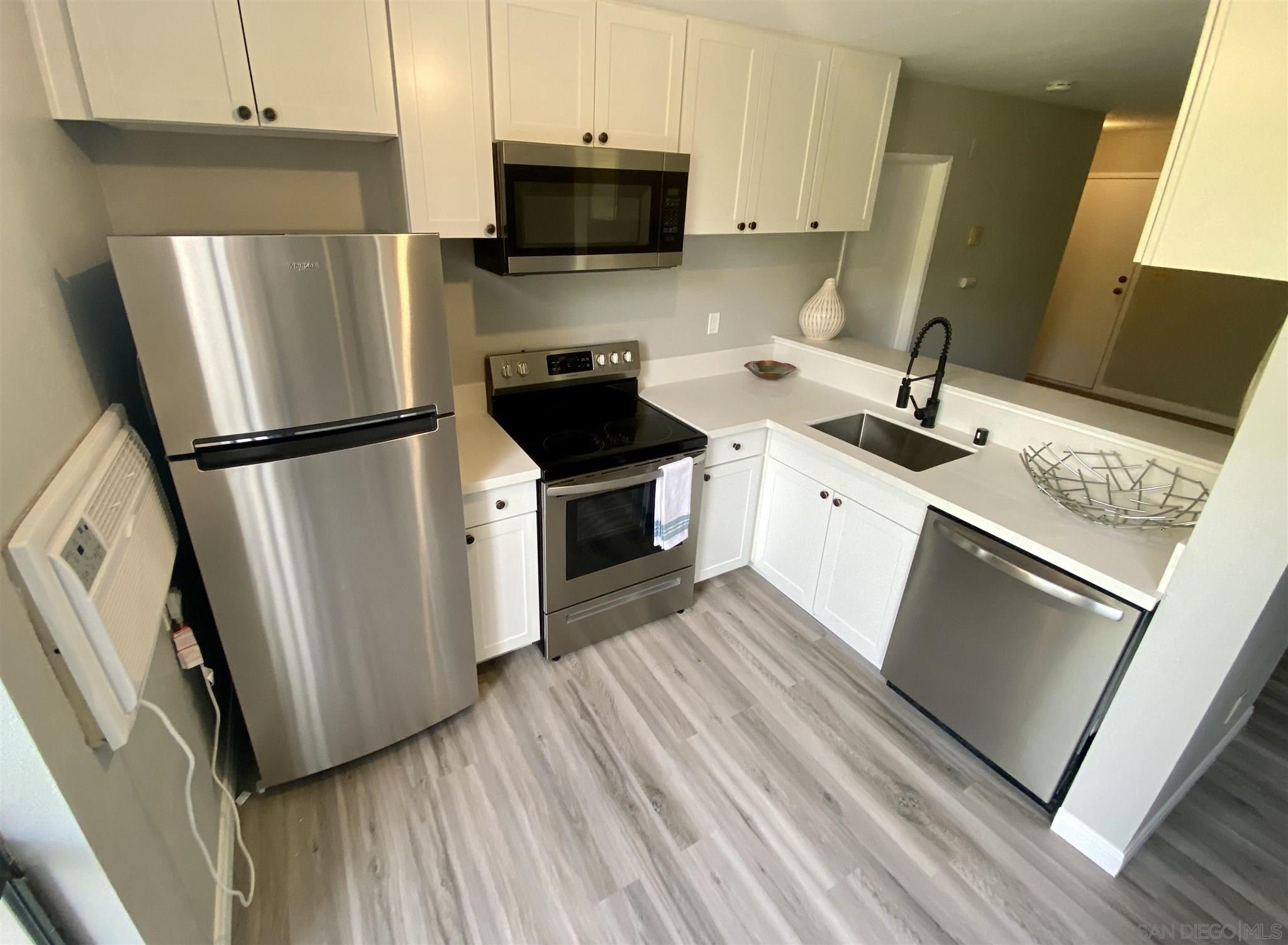 Detail Gallery Image 6 of 12 For 6930  Hyde Park Dr  304, San Diego,  CA 92119 - 1 Beds | 1 Baths